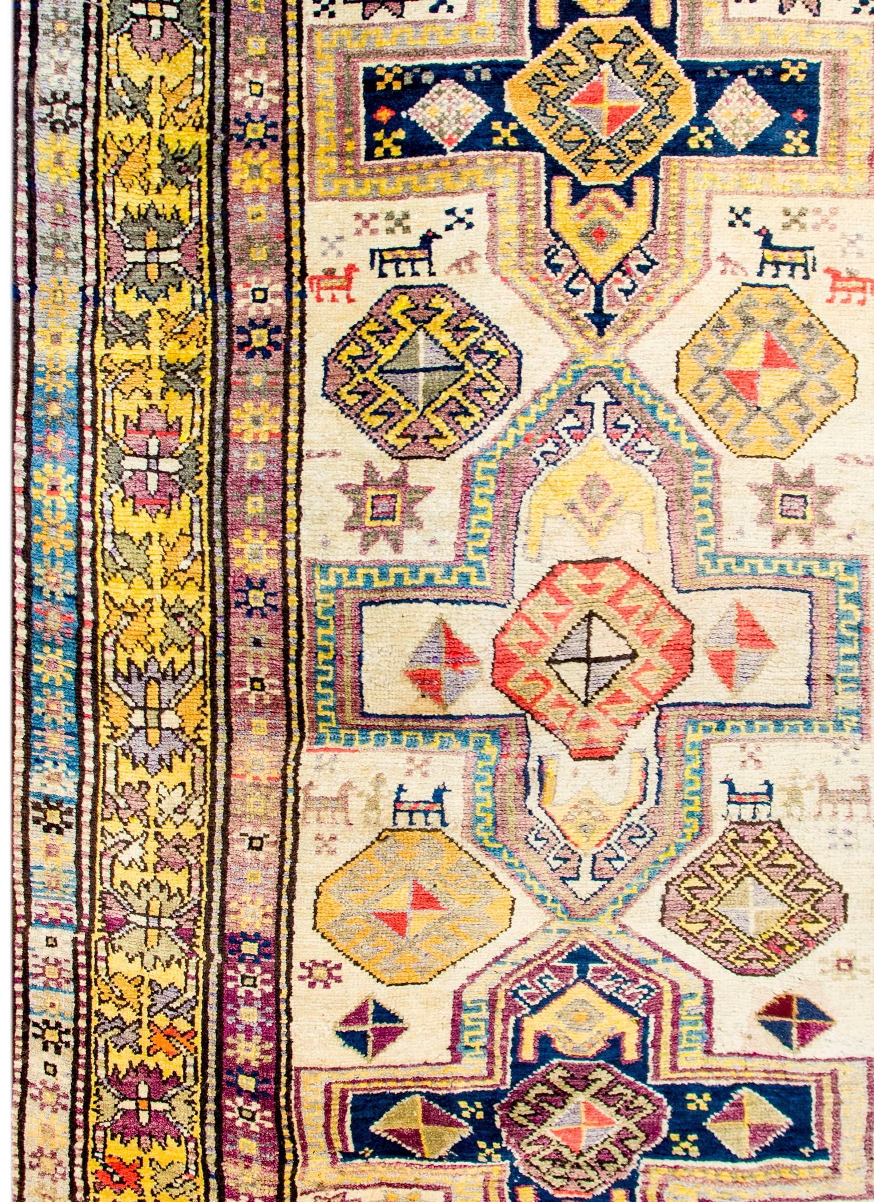 Türkischer Konya-Teppich im Vintage-Stil (Pflanzlich gefärbt) im Angebot