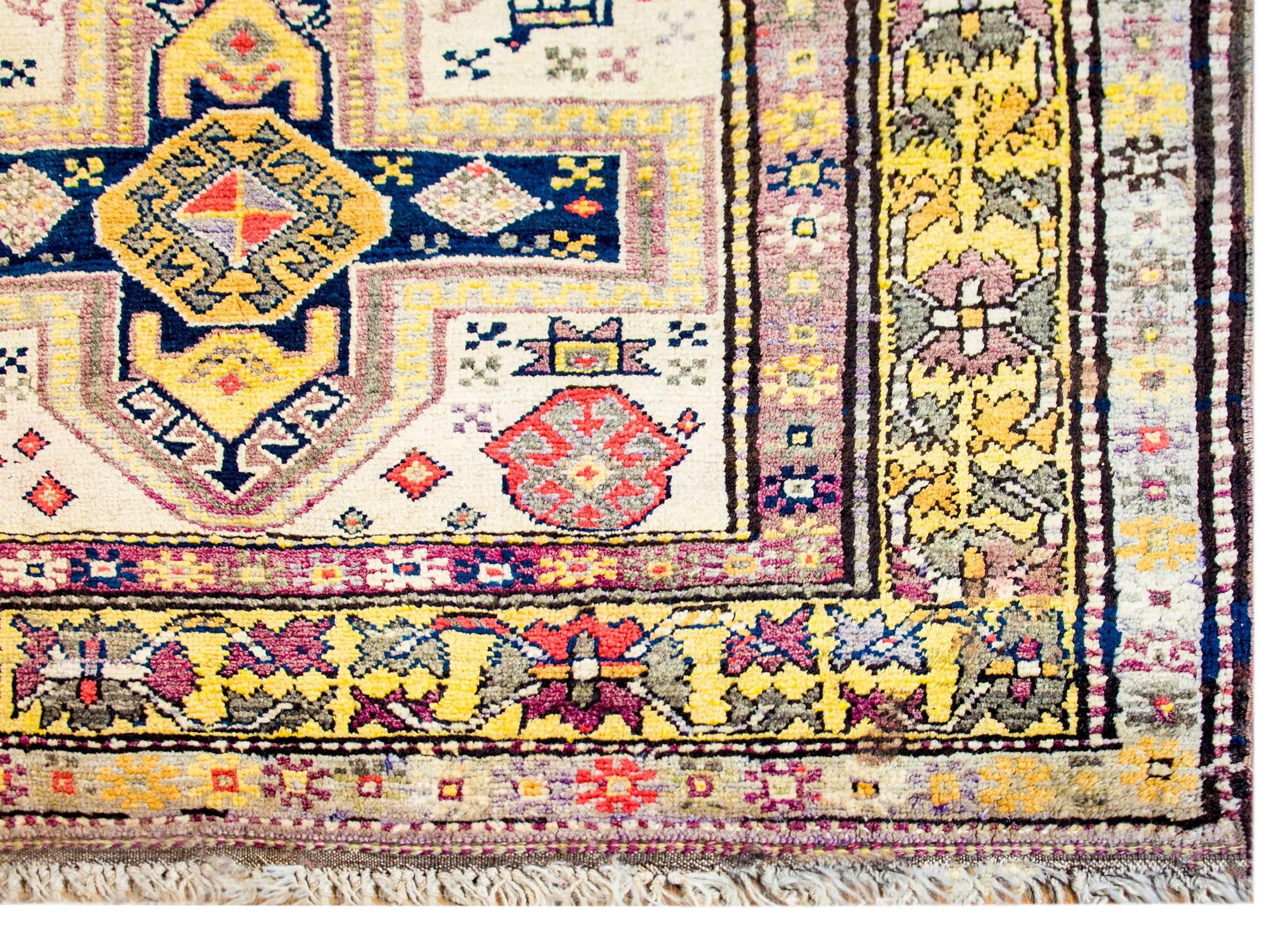 Teinture végétale Fantastique tapis turc vintage de Konya en vente