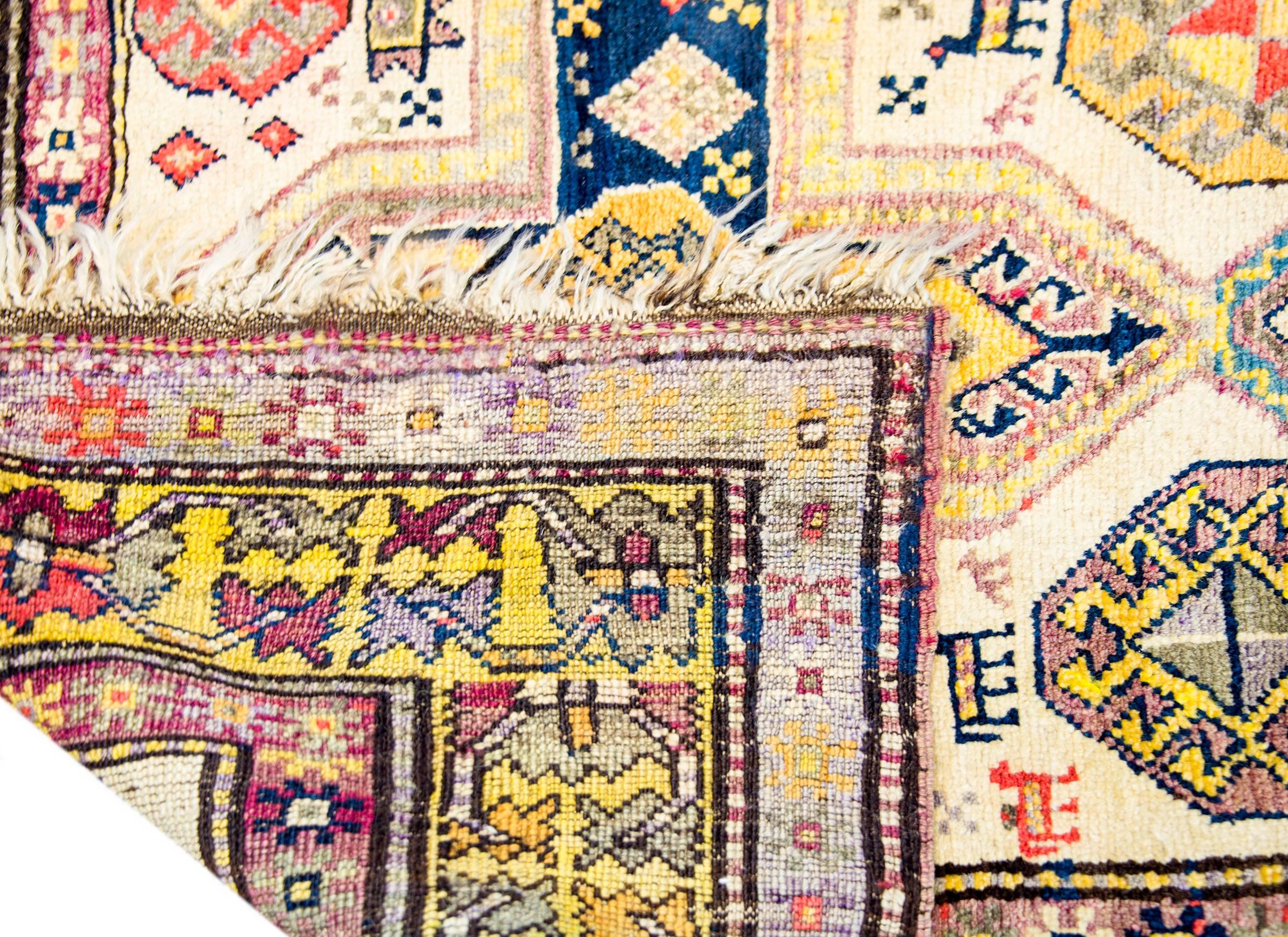 Türkischer Konya-Teppich im Vintage-Stil (Mitte des 20. Jahrhunderts) im Angebot