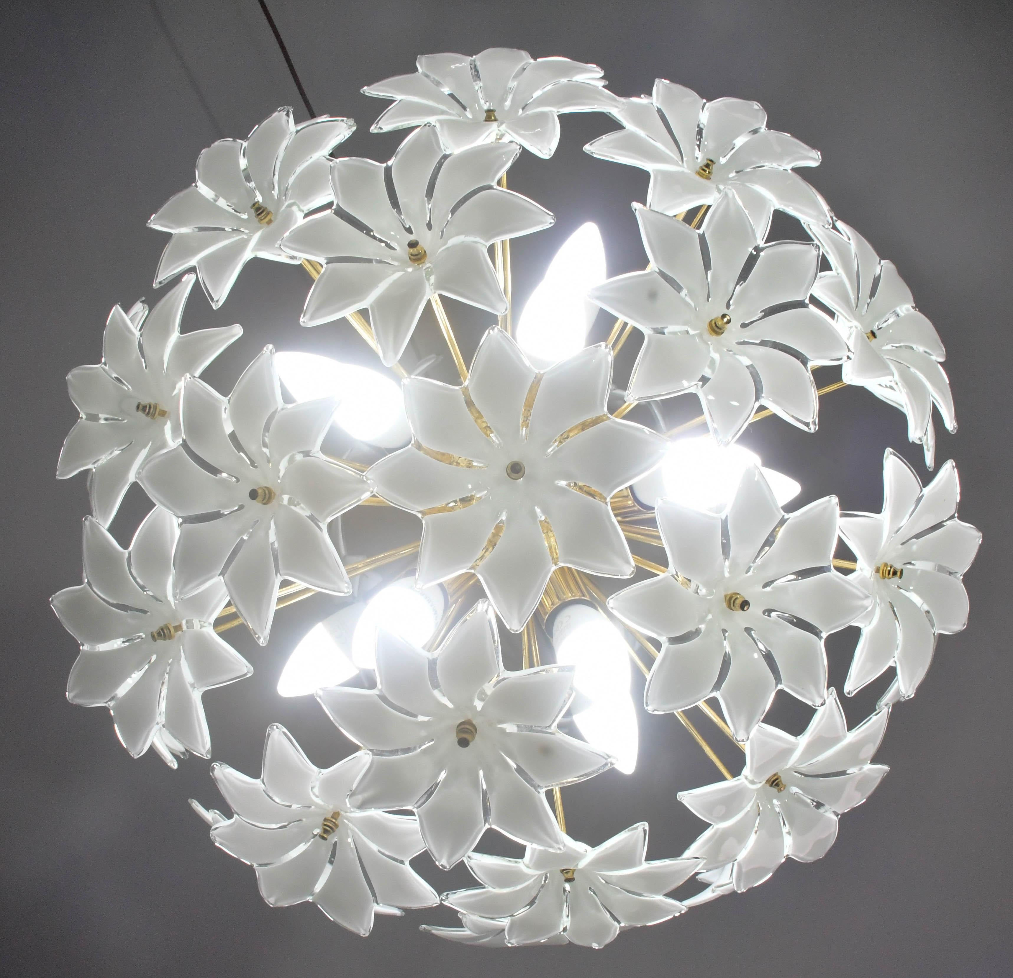 Fantástica araña Sputnik de flores de cristal de Murano blanco, años 80 en venta 4