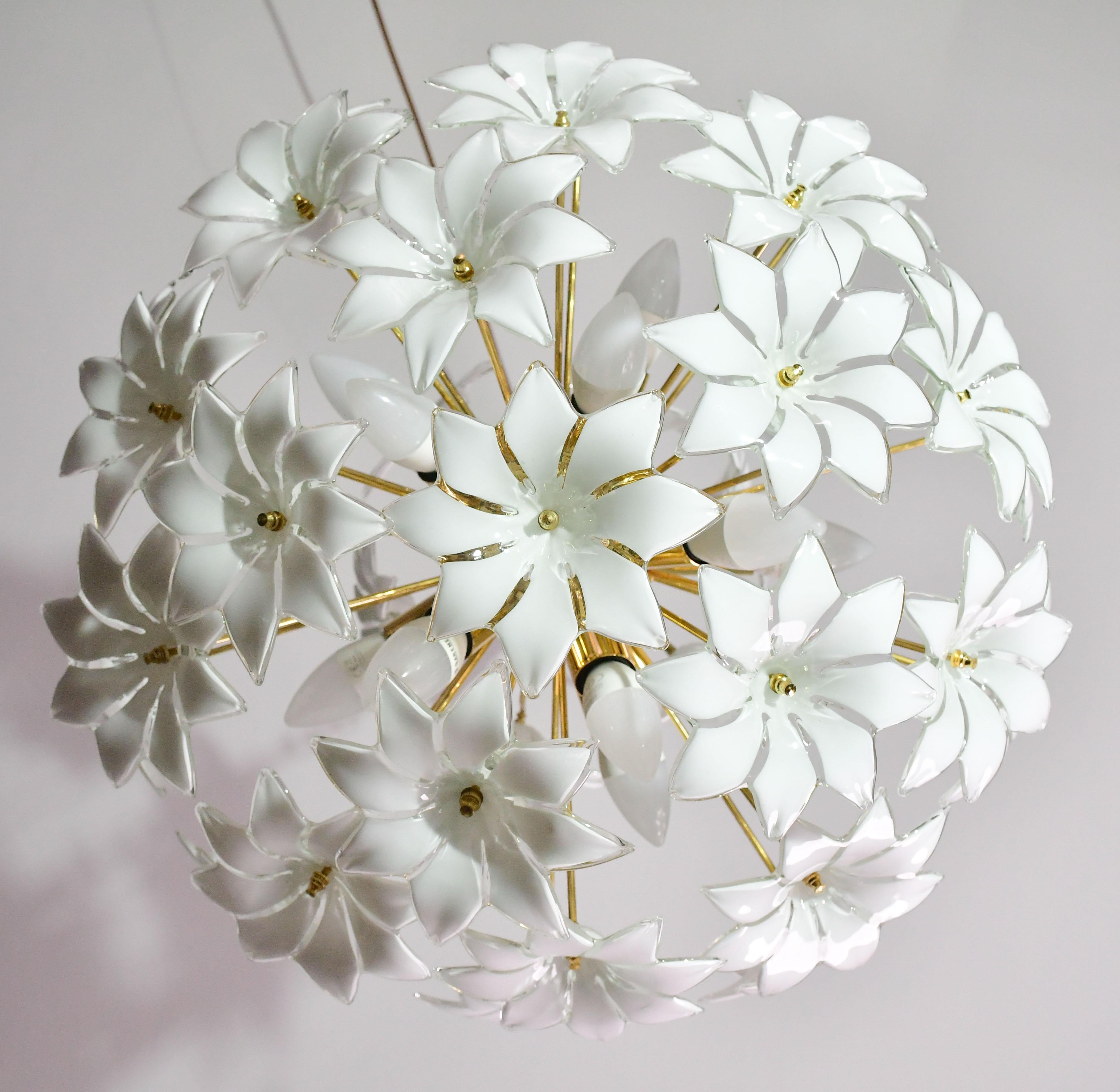 Fantástica araña Sputnik de flores de cristal de Murano blanco, años 80 en venta 8