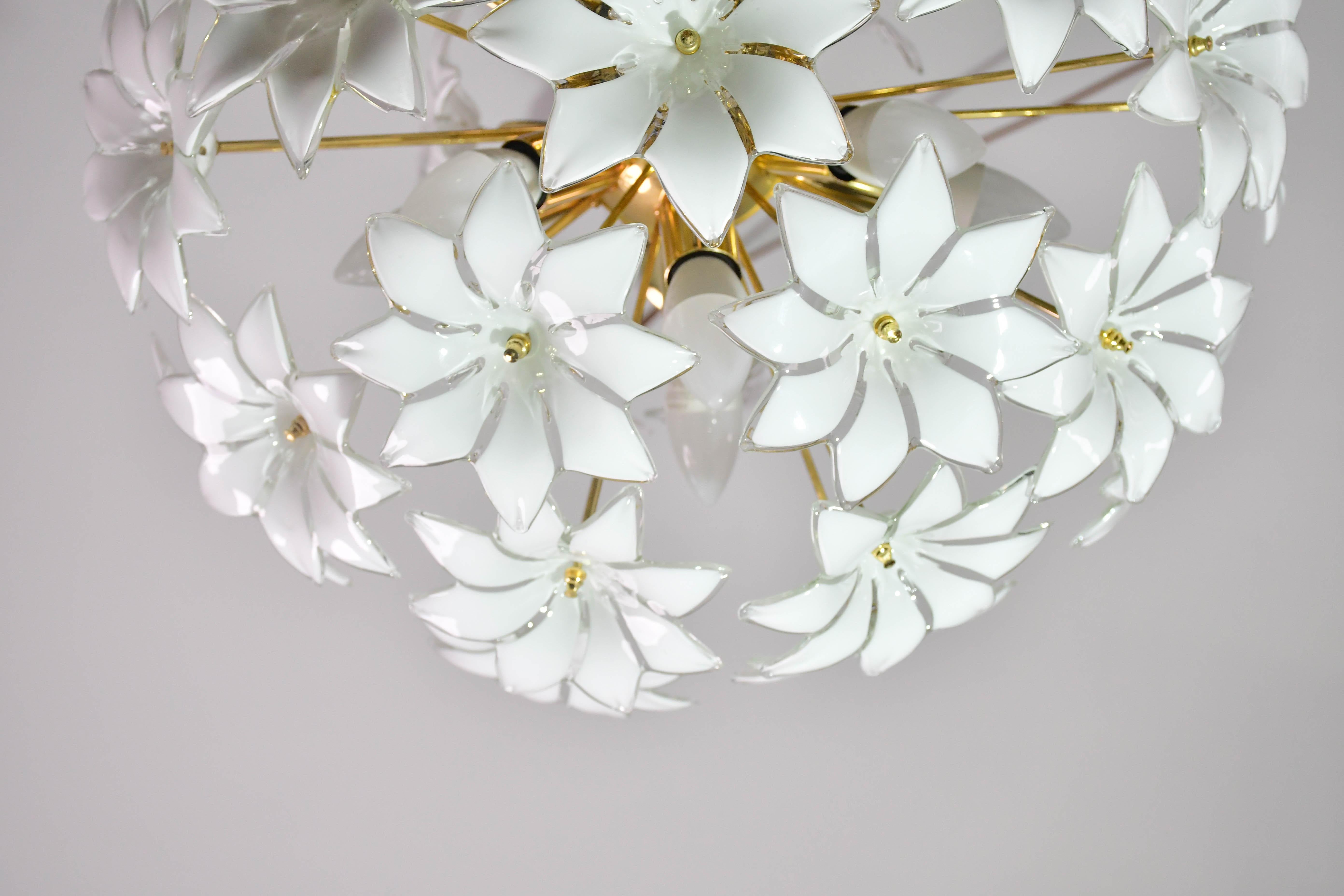 Fantástica araña Sputnik de flores de cristal de Murano blanco, años 80 en venta 9