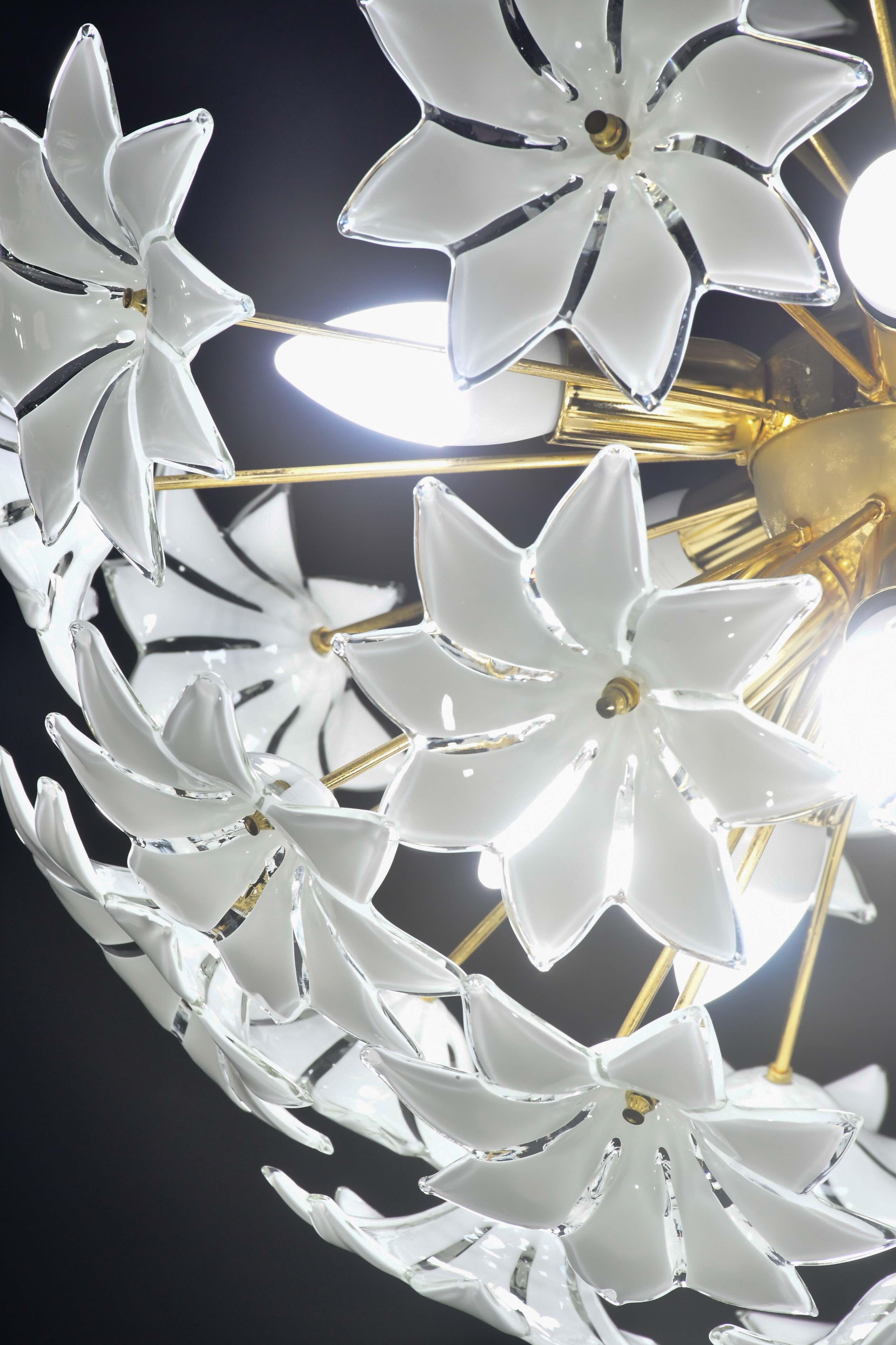 Fantástica araña Sputnik de flores de cristal de Murano blanco, años 80 Cristal de Murano en venta