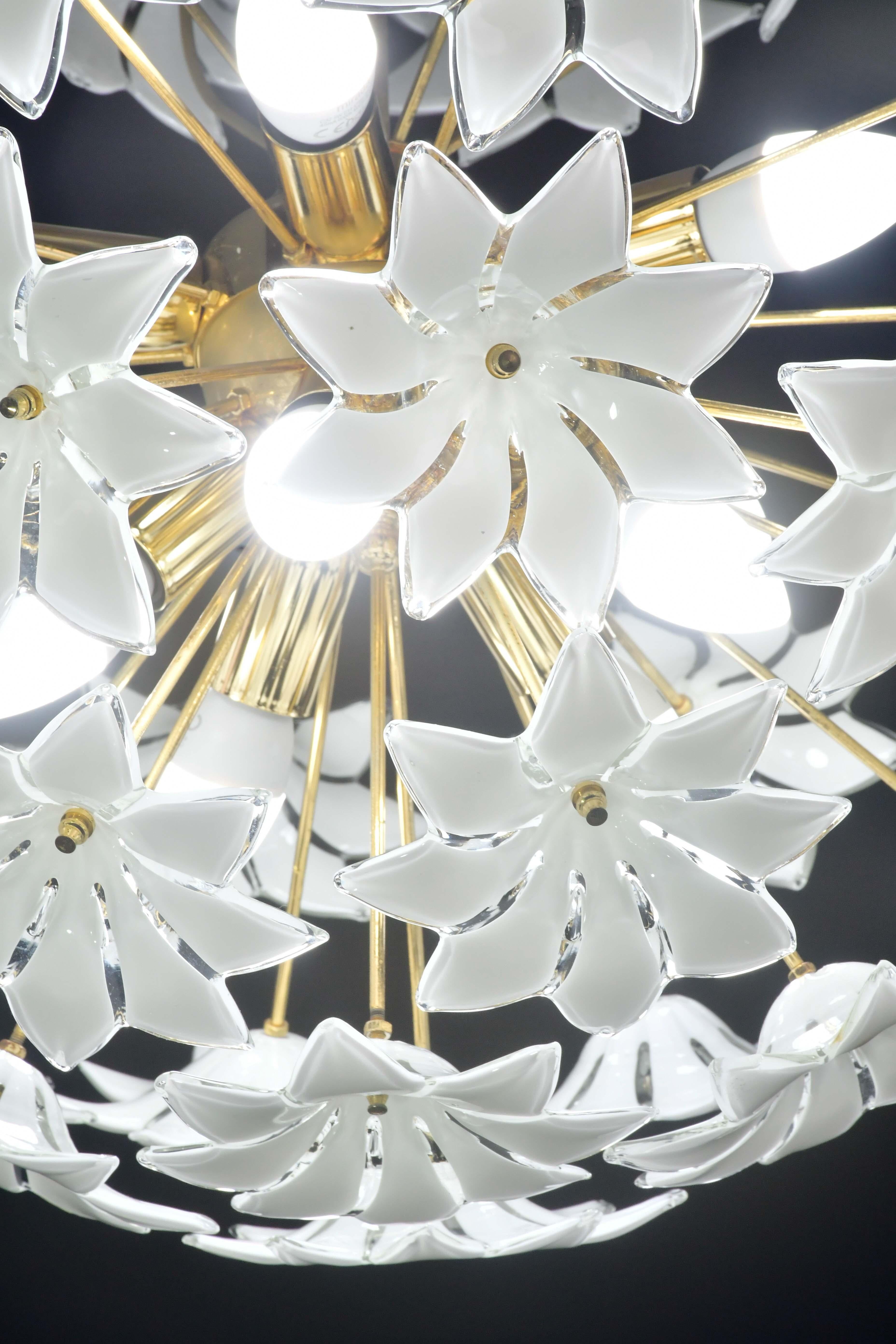 Fantástica araña Sputnik de flores de cristal de Murano blanco, años 80 en venta 1