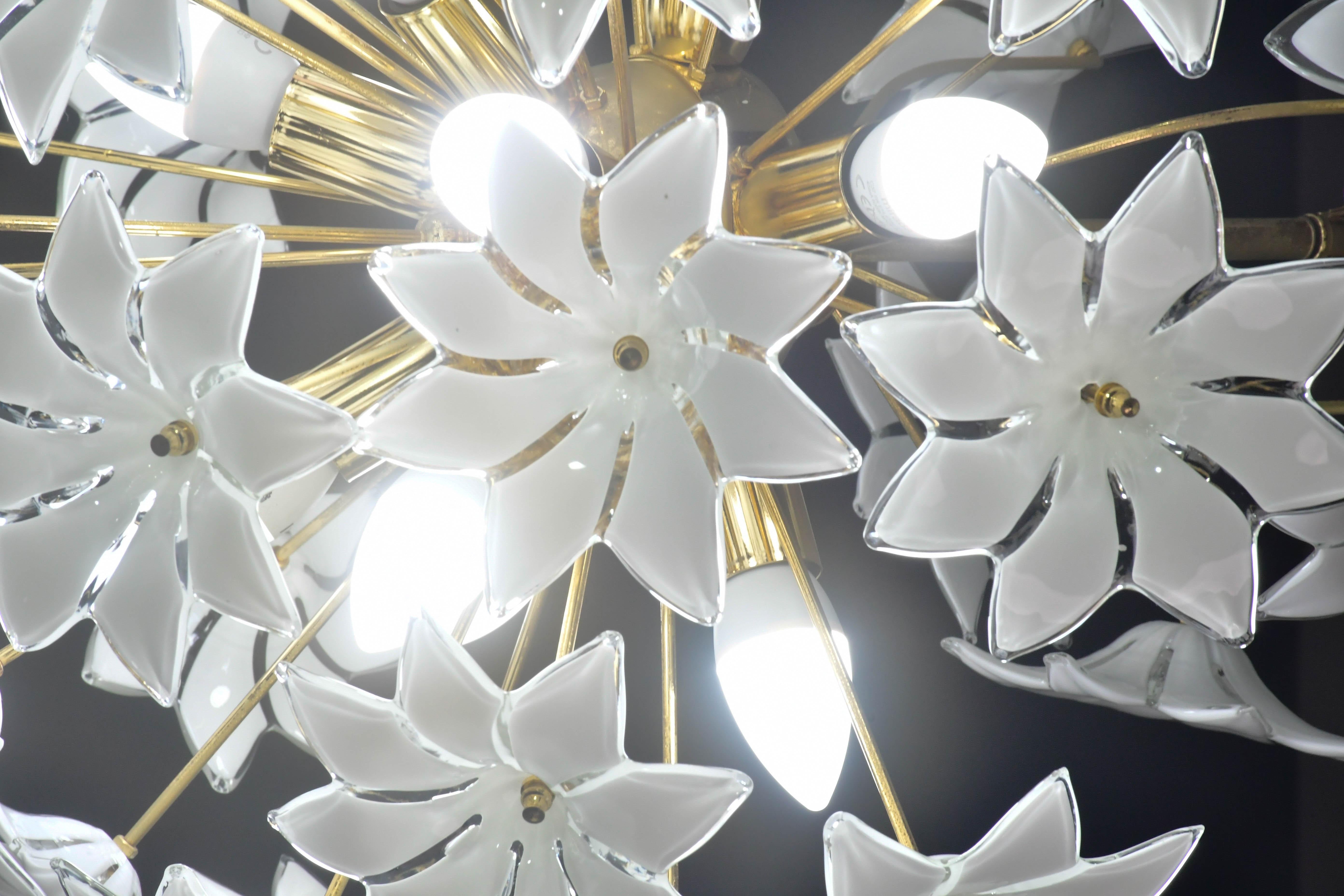 Fantástica araña Sputnik de flores de cristal de Murano blanco, años 80 en venta 2