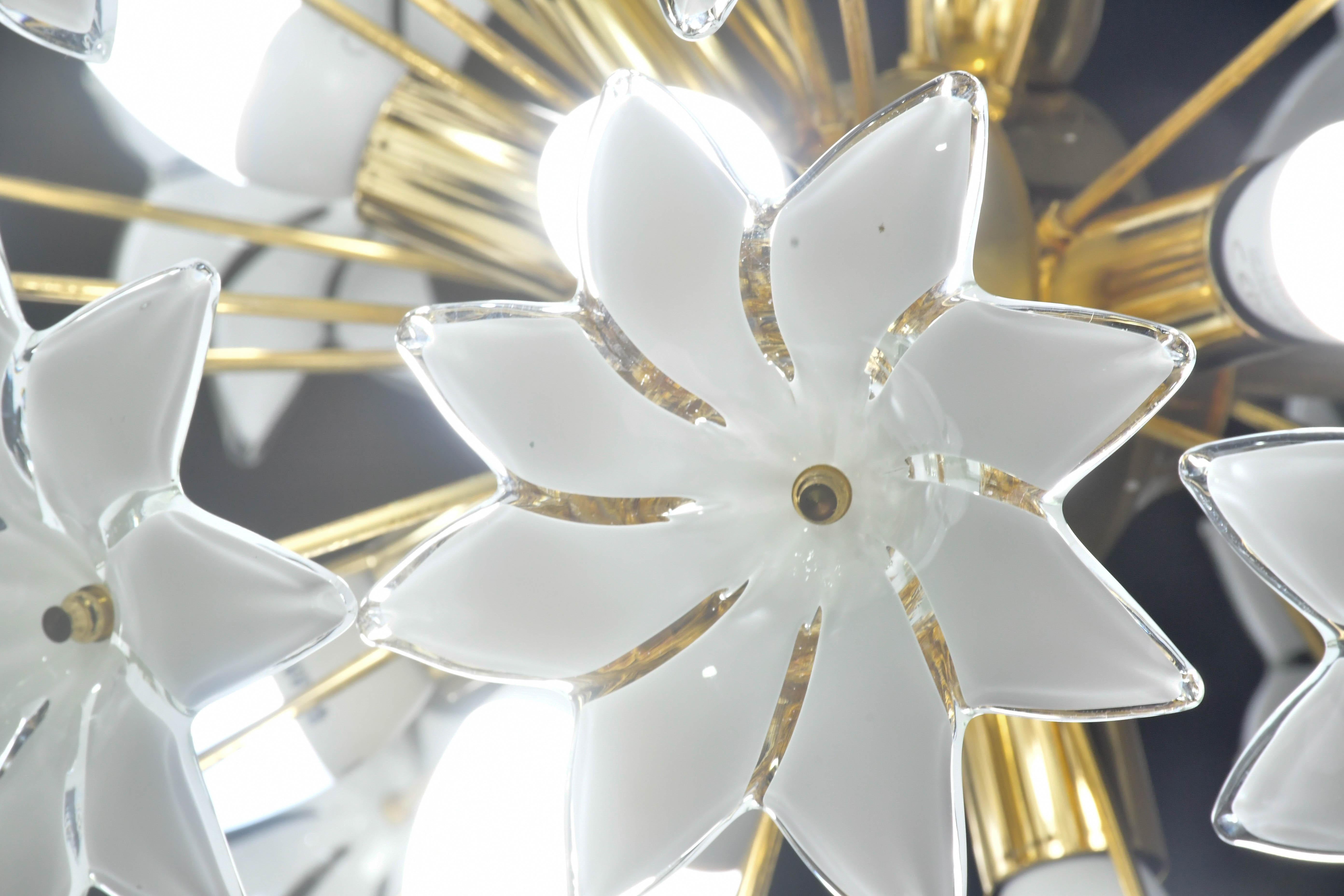 Fantástica araña Sputnik de flores de cristal de Murano blanco, años 80 en venta 3