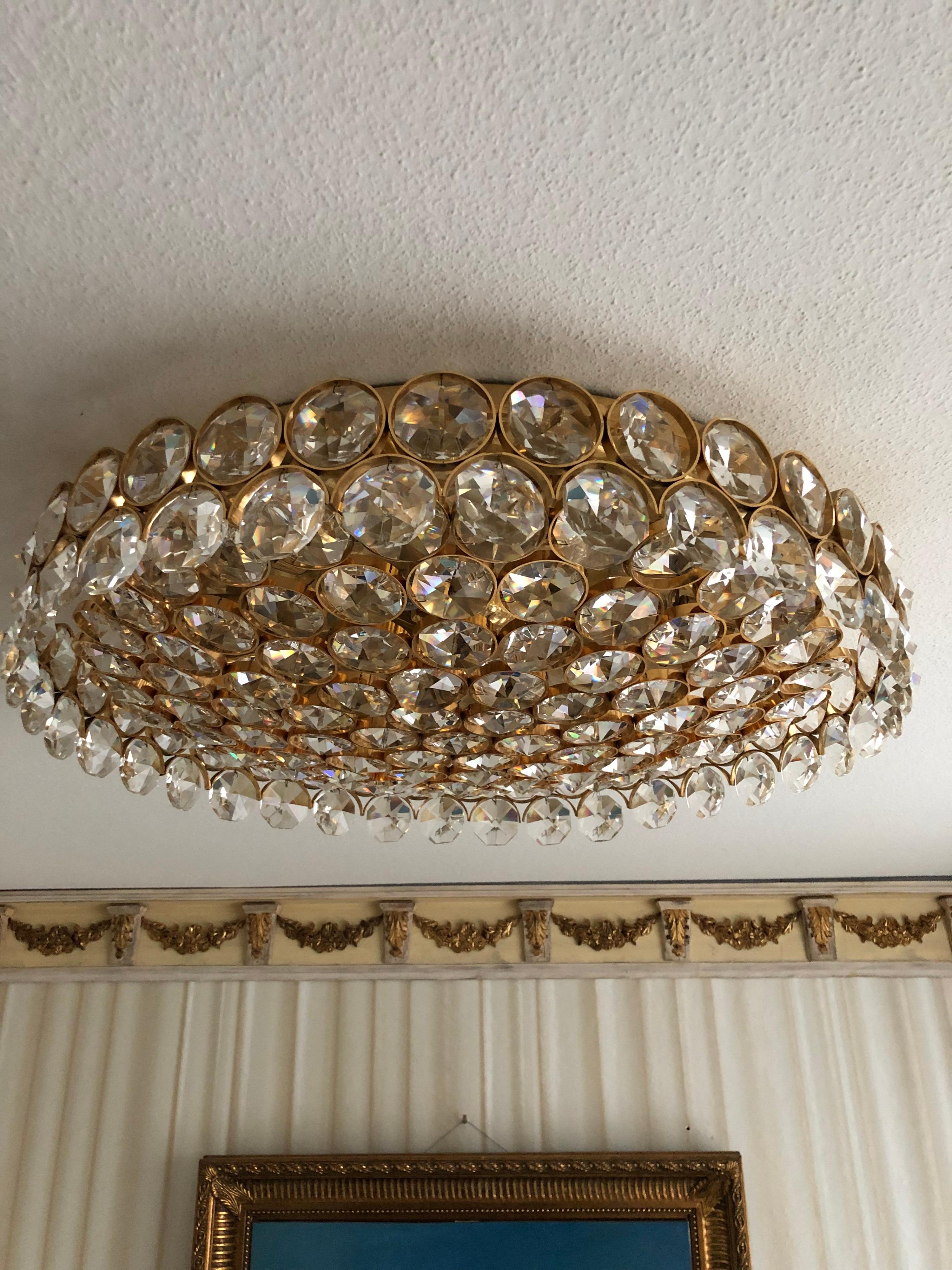 Fantastically Palwa ceiling lamp /plafoniere brass with large crystal

Unique large plafionere made of gold-plated brass and large faceted crystal stones. Crystal clear stones made of 30% lead crystal.

Extremely high quality and heavily processed