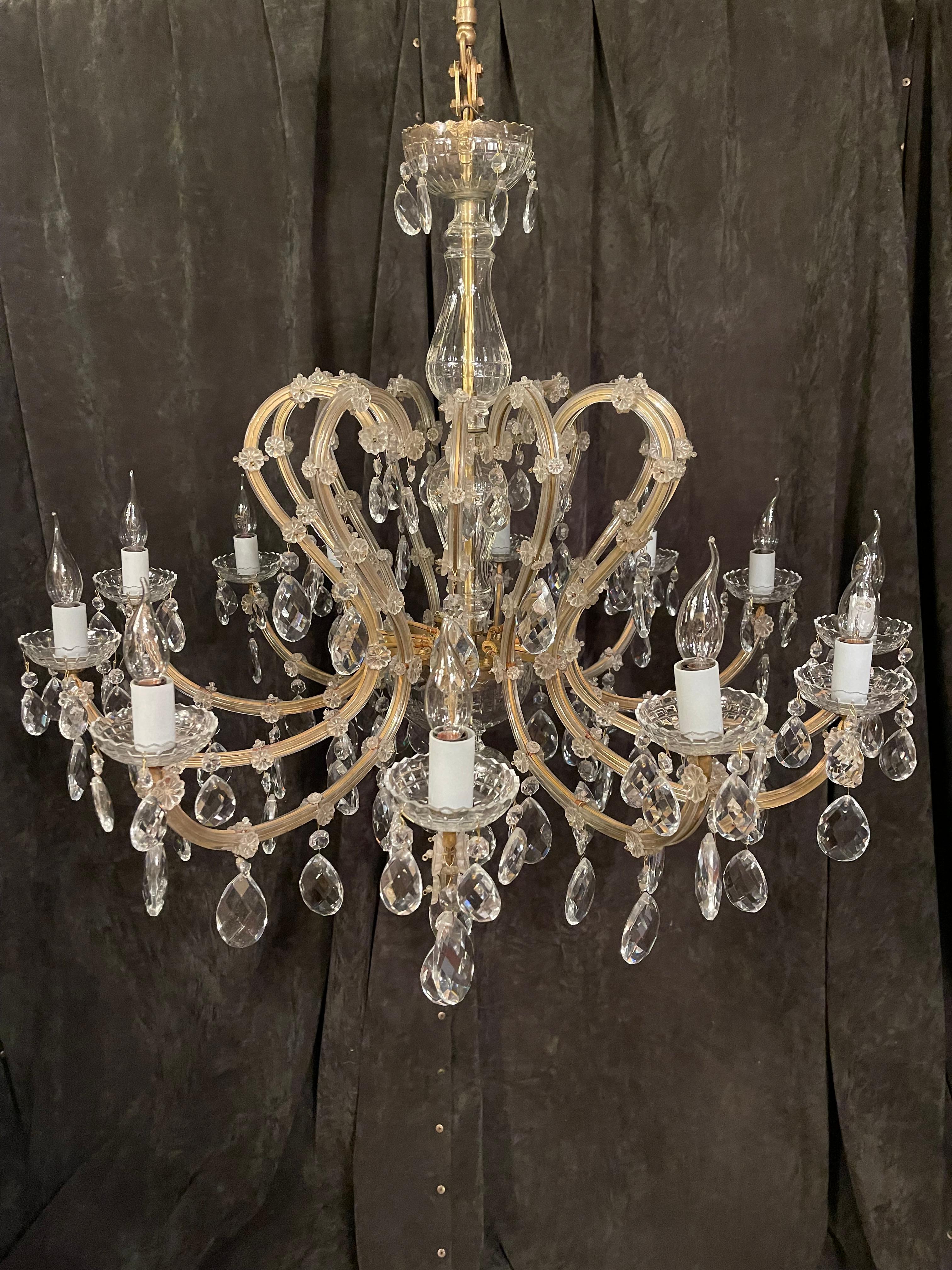Fantastically beautiful chandelier crystal brass

Impressive chandelier, richly faceted. Wide body with 12 light arms. Each with a crystal plate below the light bulb socket. Tested for full electrical function.

High luminosity. Extremely