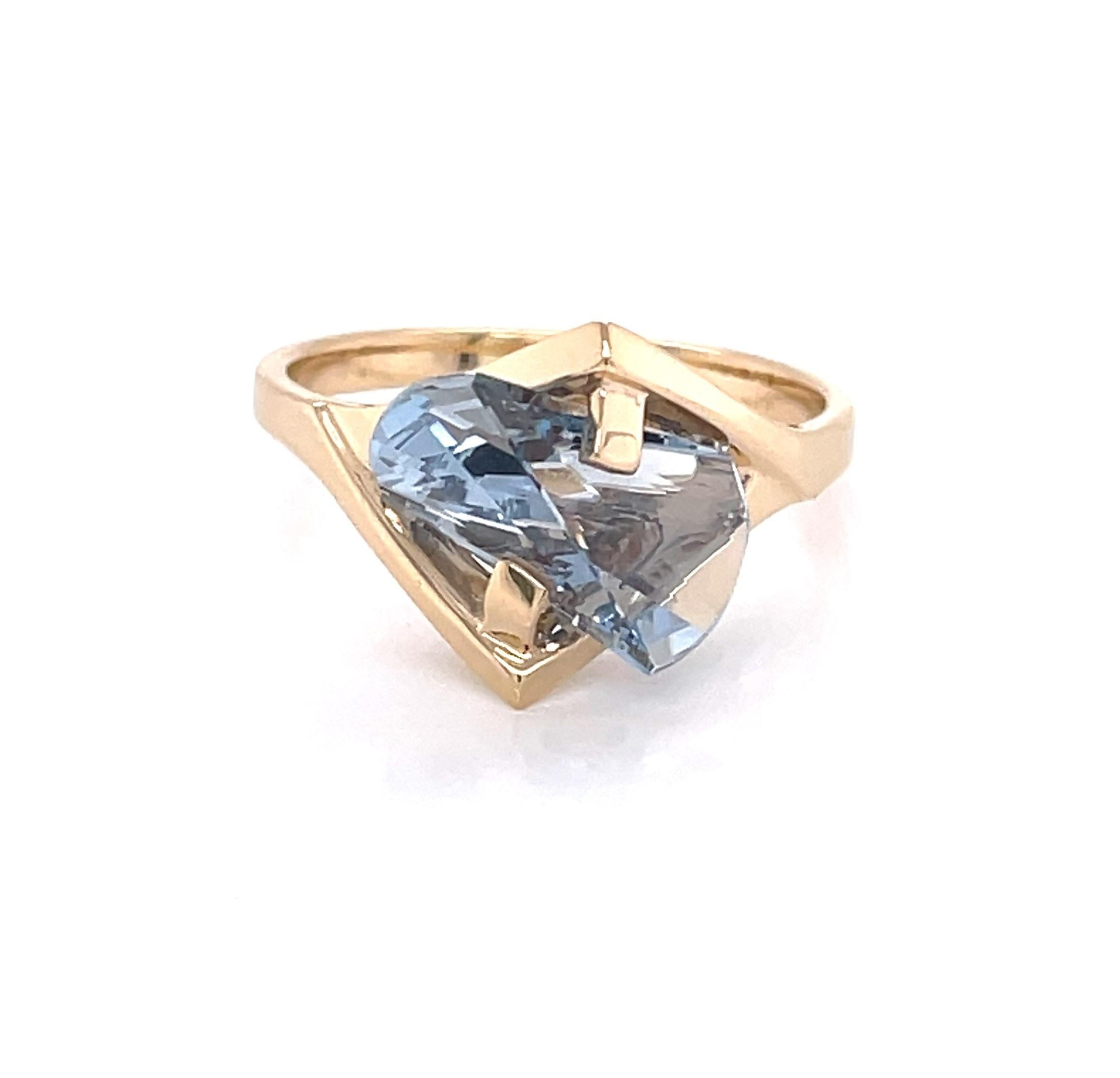 Fantasy Cut Blue Topaz 14 Karat Yellow Gold Ring In Good Condition In Mount Kisco, NY