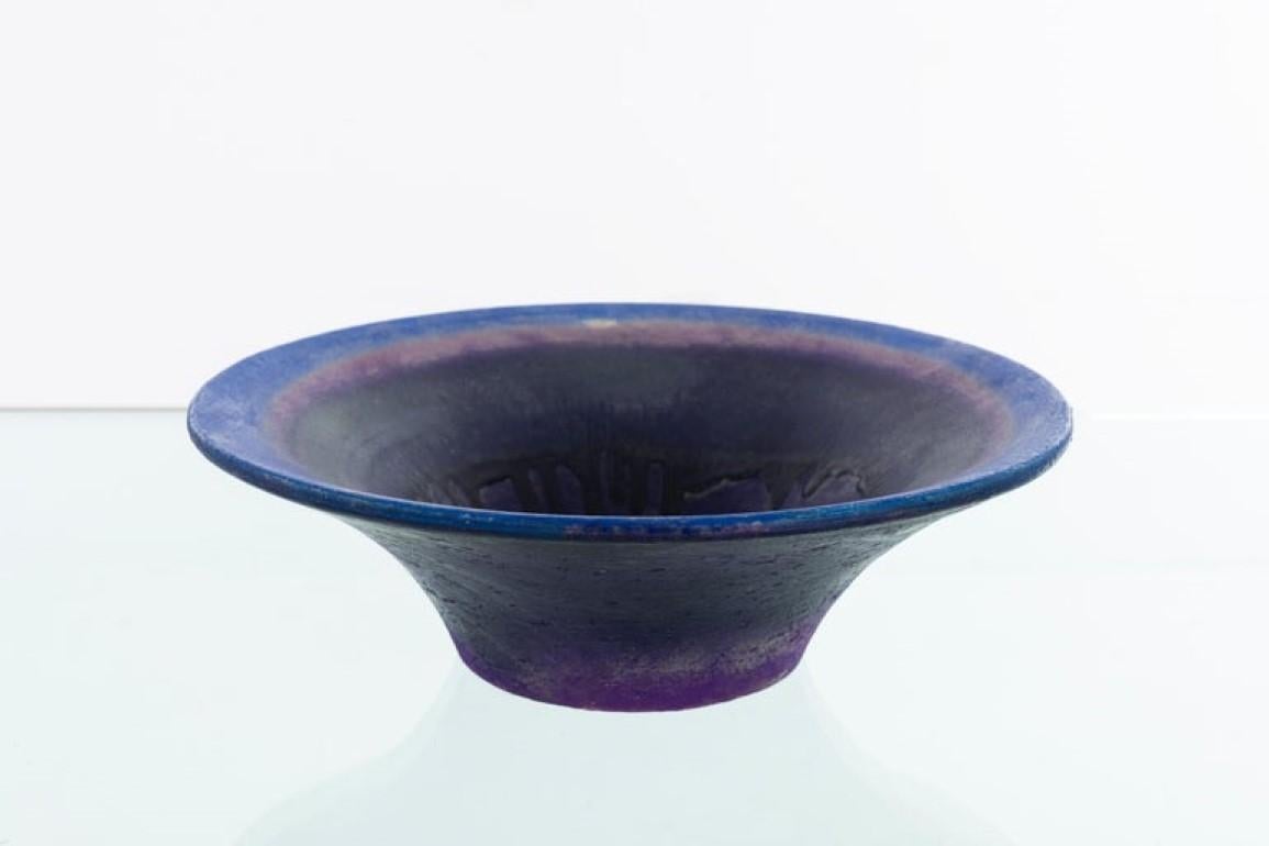 Fantoni ceramic bowl, graduated colors inside and out makes this technical glaze a trademark of Fantoni.
Signed underside Fantoni Italy for Ramor.