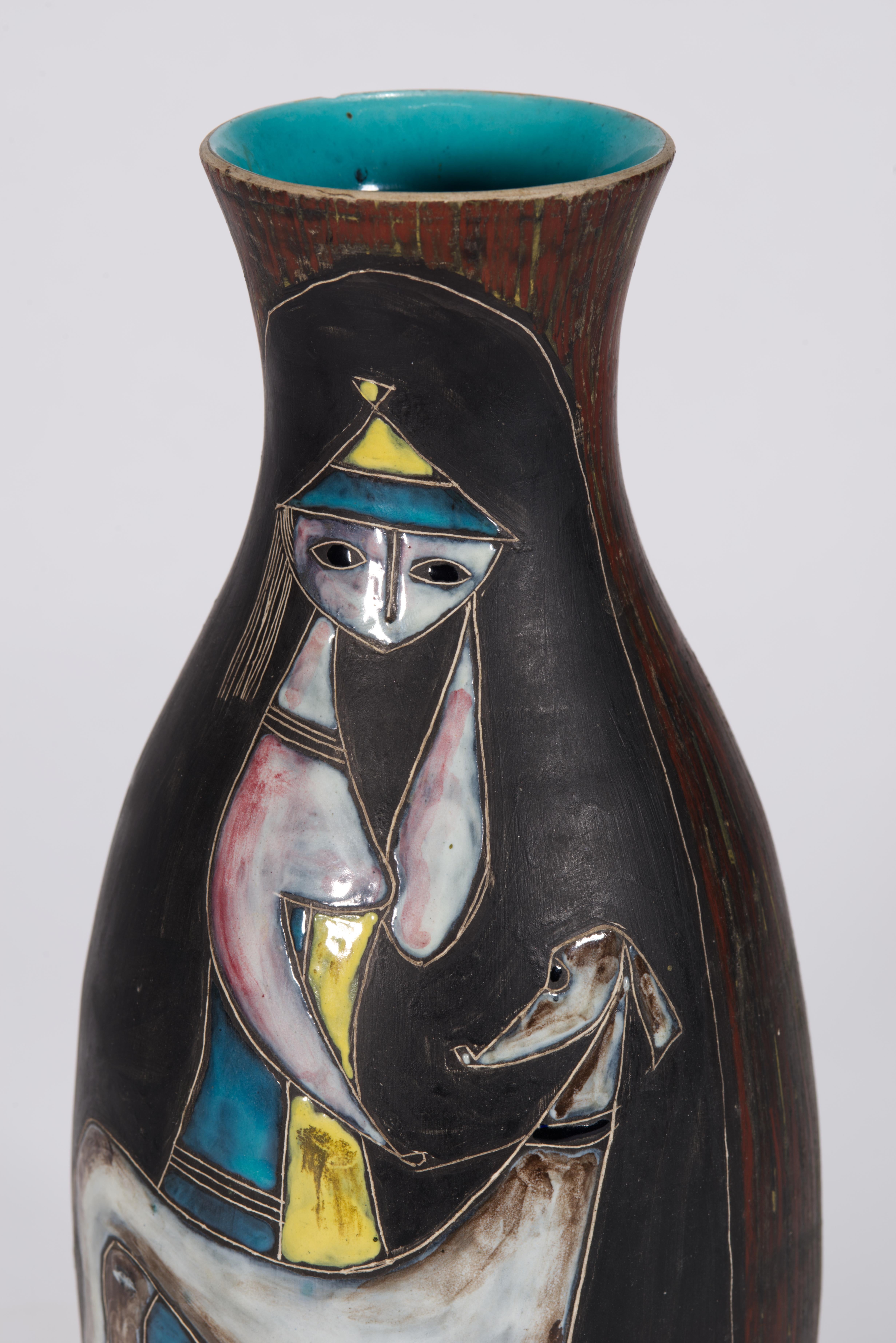 Vase aus Vintage-Keramik mit handgemaltem modernistischem Dekor mit einer jungen Frau oder einem Mädchen und einem großen Hund. Das Mädchen trägt ein blau-gelbes Kleid und einen Hut; der Hund ist in weißer Glasur mit mokkabrauner Schattierung