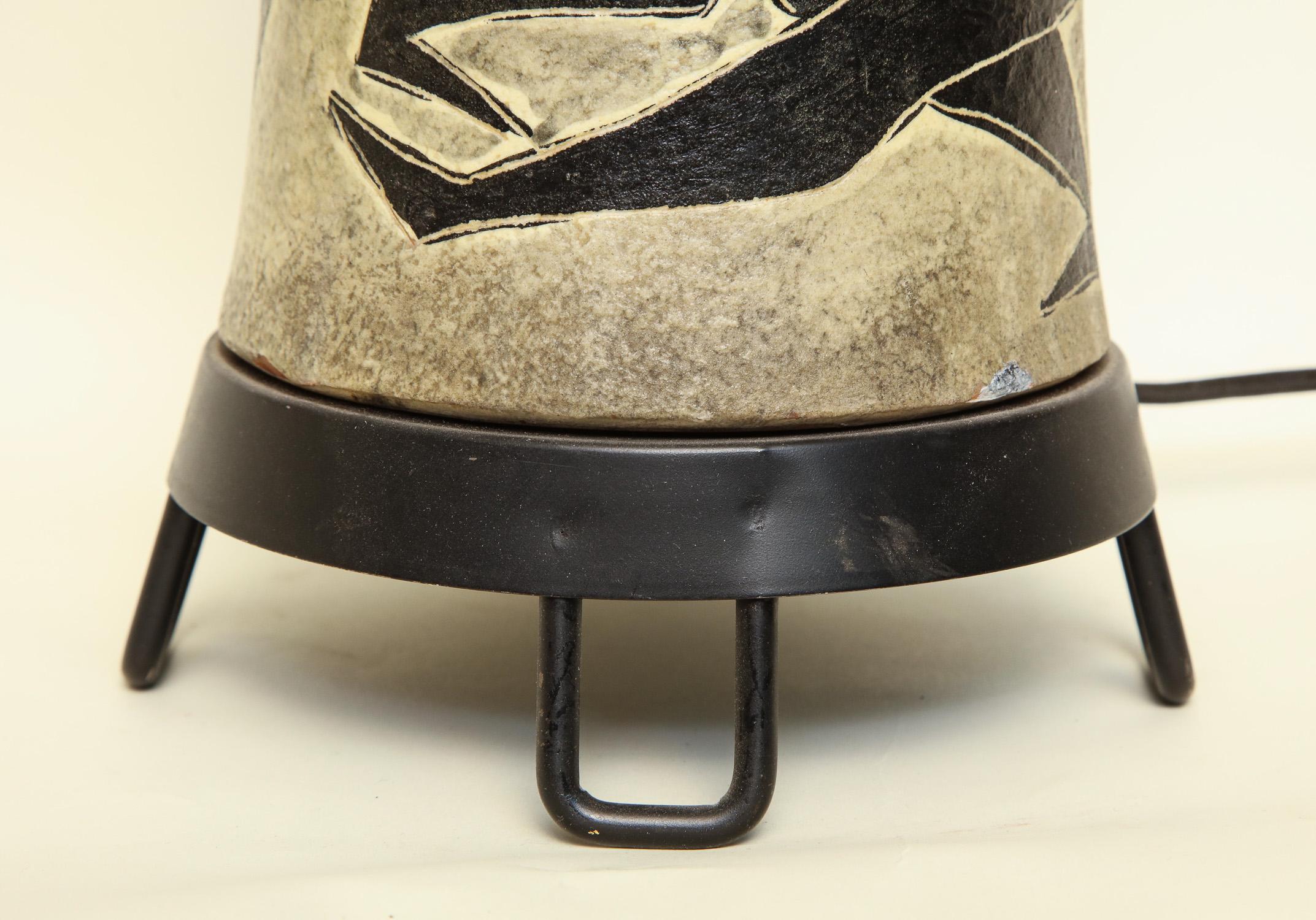 Fantoni Table Lamp Ceramic with Incised Stylized Men, Mid-Century Modern, 1950s In Good Condition For Sale In New York, NY