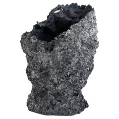 Far Deep Void S2N2 Handgefertigte Vase aus pigmentiertem Beton von Duccio Maria Gambi
