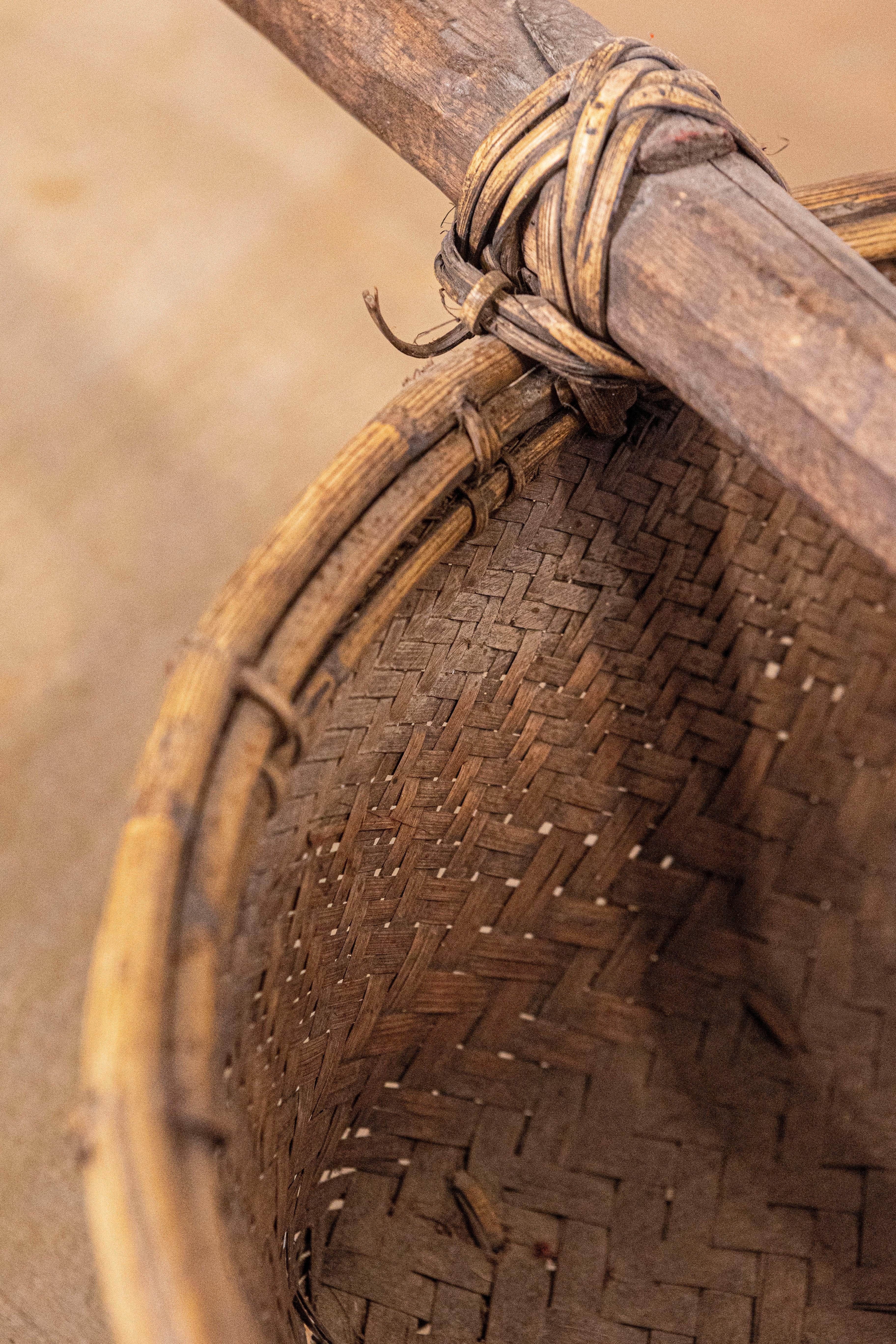Asiatico Giogo da spalla dell'Estremo Oriente del primo Novecento con cesti in bambù e rattan in vendita