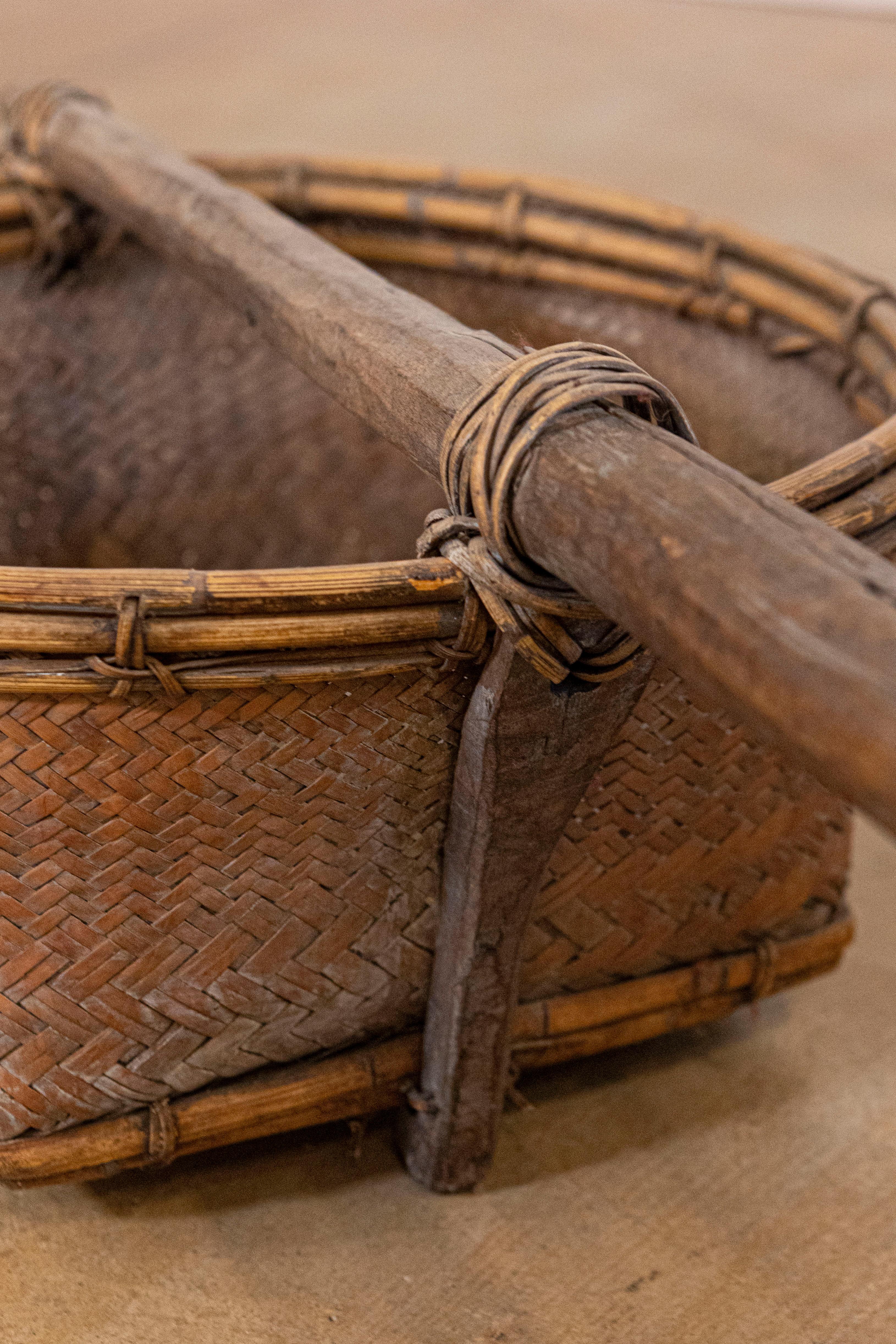 XX secolo Giogo da spalla dell'Estremo Oriente del primo Novecento con cesti in bambù e rattan in vendita