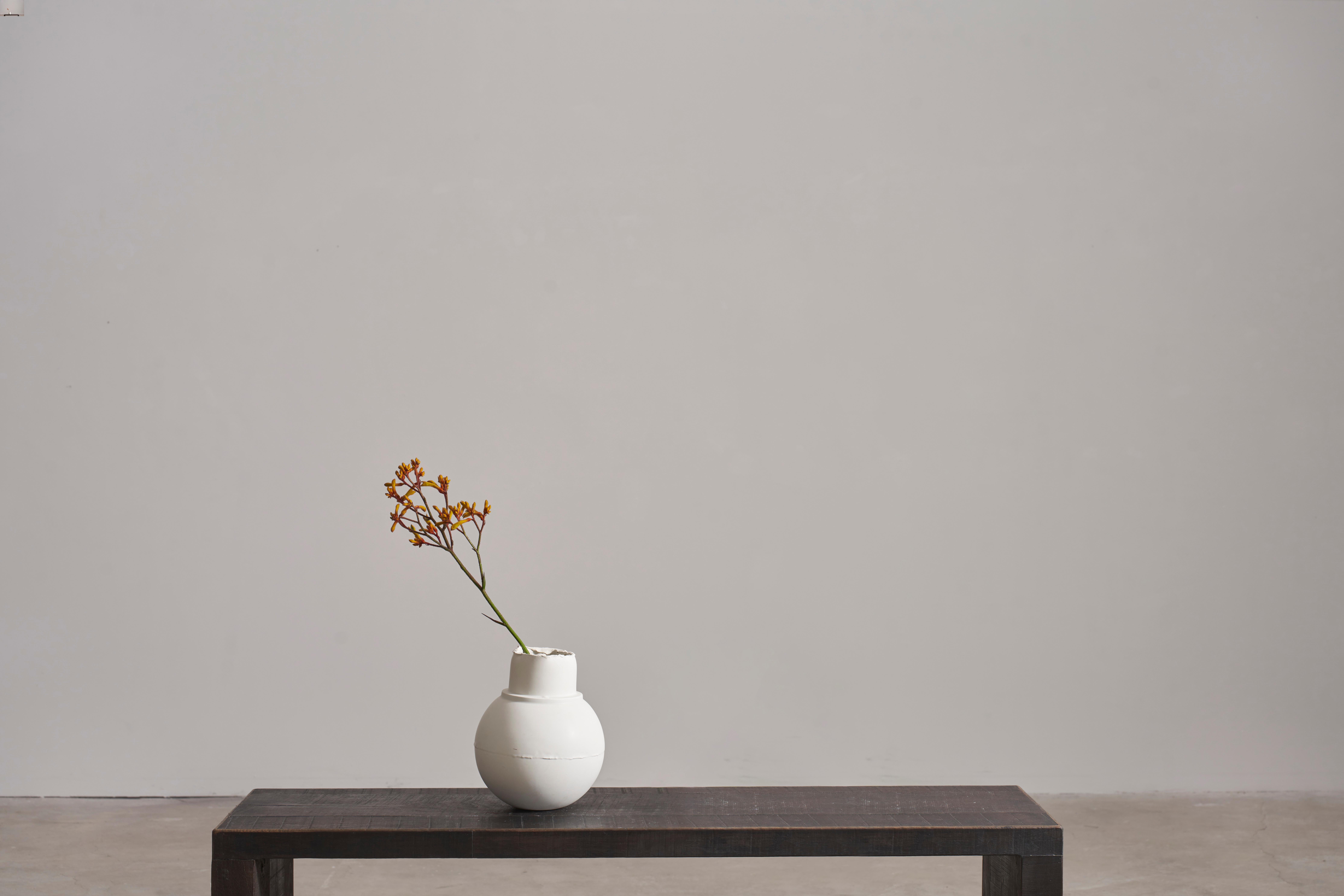 Vaso Fara di Jenna Basso Pietrobon
Dimensioni: D. A. 20 x H. 24 cm
Materiali: Ceramica.


Jenna Basso Pietrobon, nata nel 1986, è un'artista il cui lavoro analizza i problemi della società attraverso la lente delle sue esperienze personali. Offre