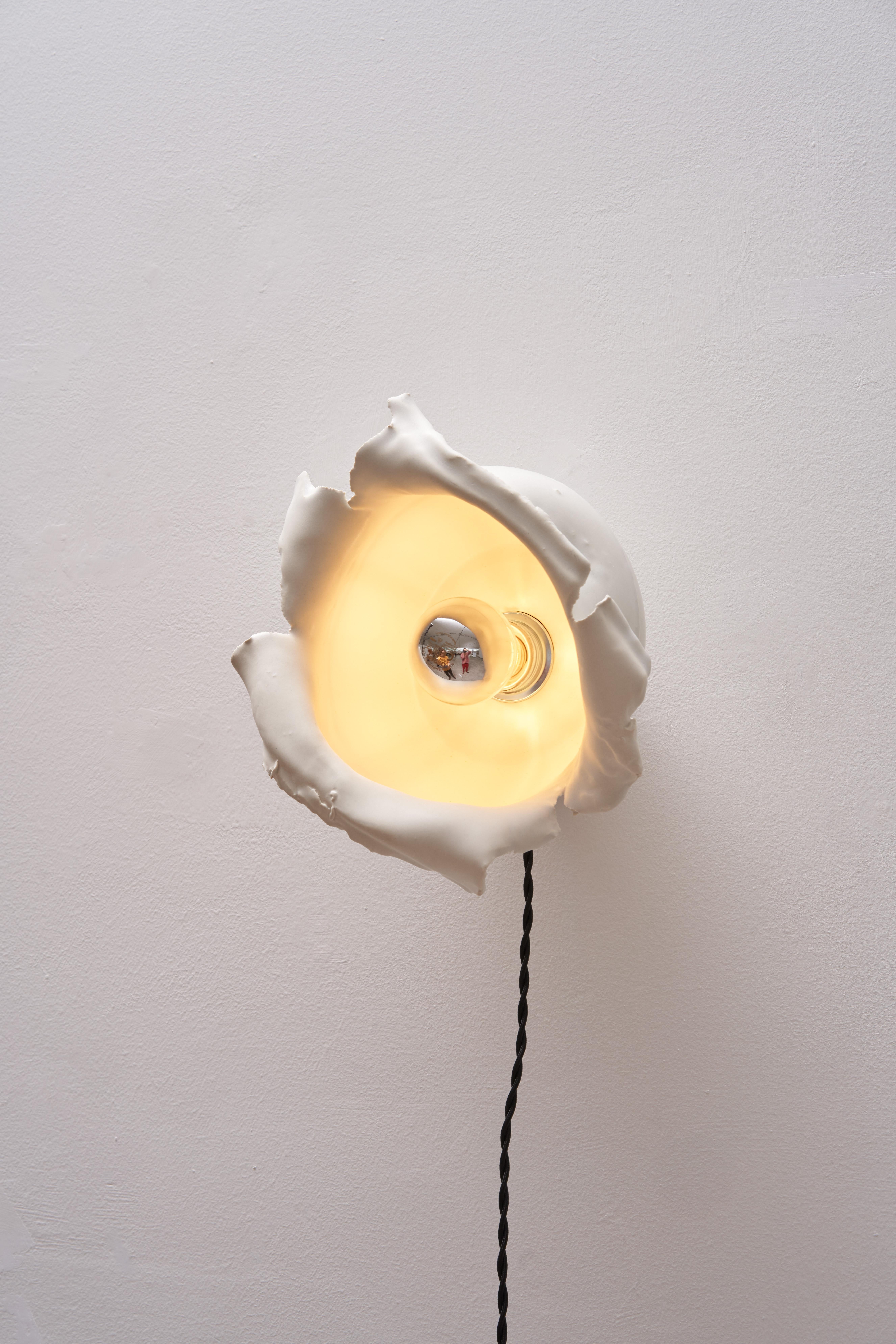 Lámpara de pared Fara de Jenna Basso Pietrobon
Dimensiones: An 24 x Pr 24 x Al 23 cm
Materiales: Cerámica. 
Peso: 1 kg

Jenna Basso Pietrobon, nacida en 1986, es una artista cuya obra ahonda en cuestiones sociales a través de la lente de sus