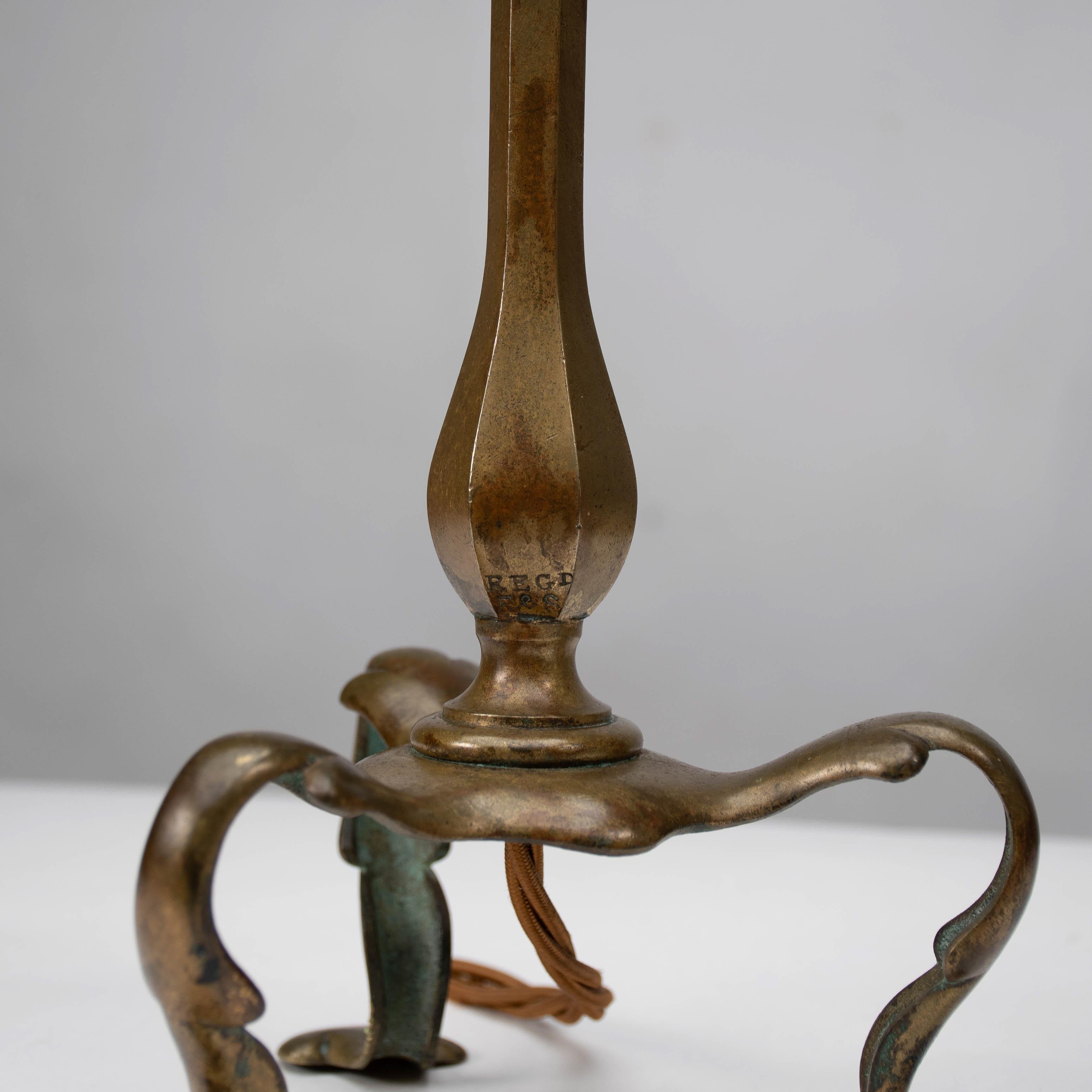 Faraday & Sons Près d'une paire de lampes de table en laiton de type Arts & Crafts Pullman Coach en vente 5