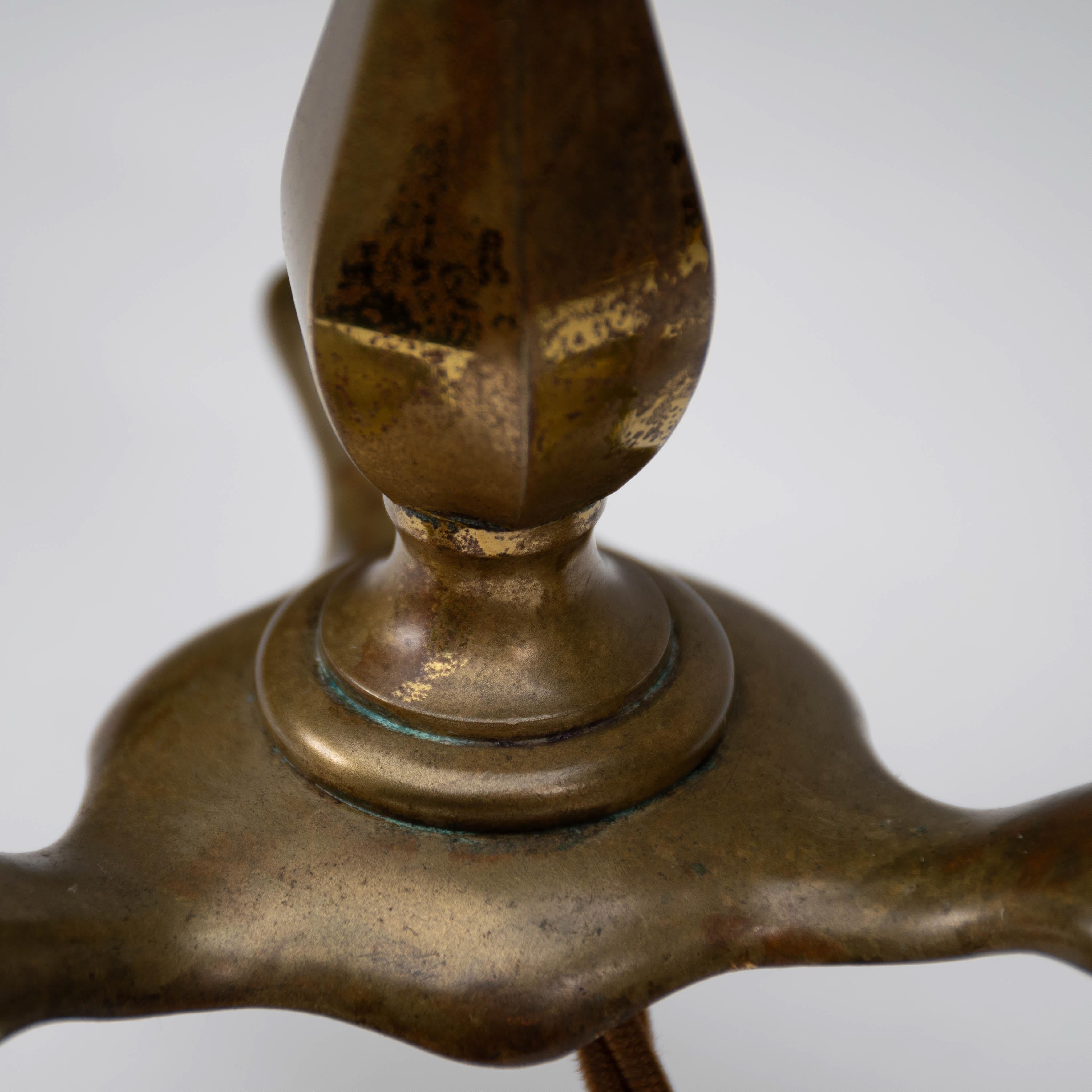 Faraday & Sons Près d'une paire de lampes de table en laiton de type Arts & Crafts Pullman Coach en vente 7