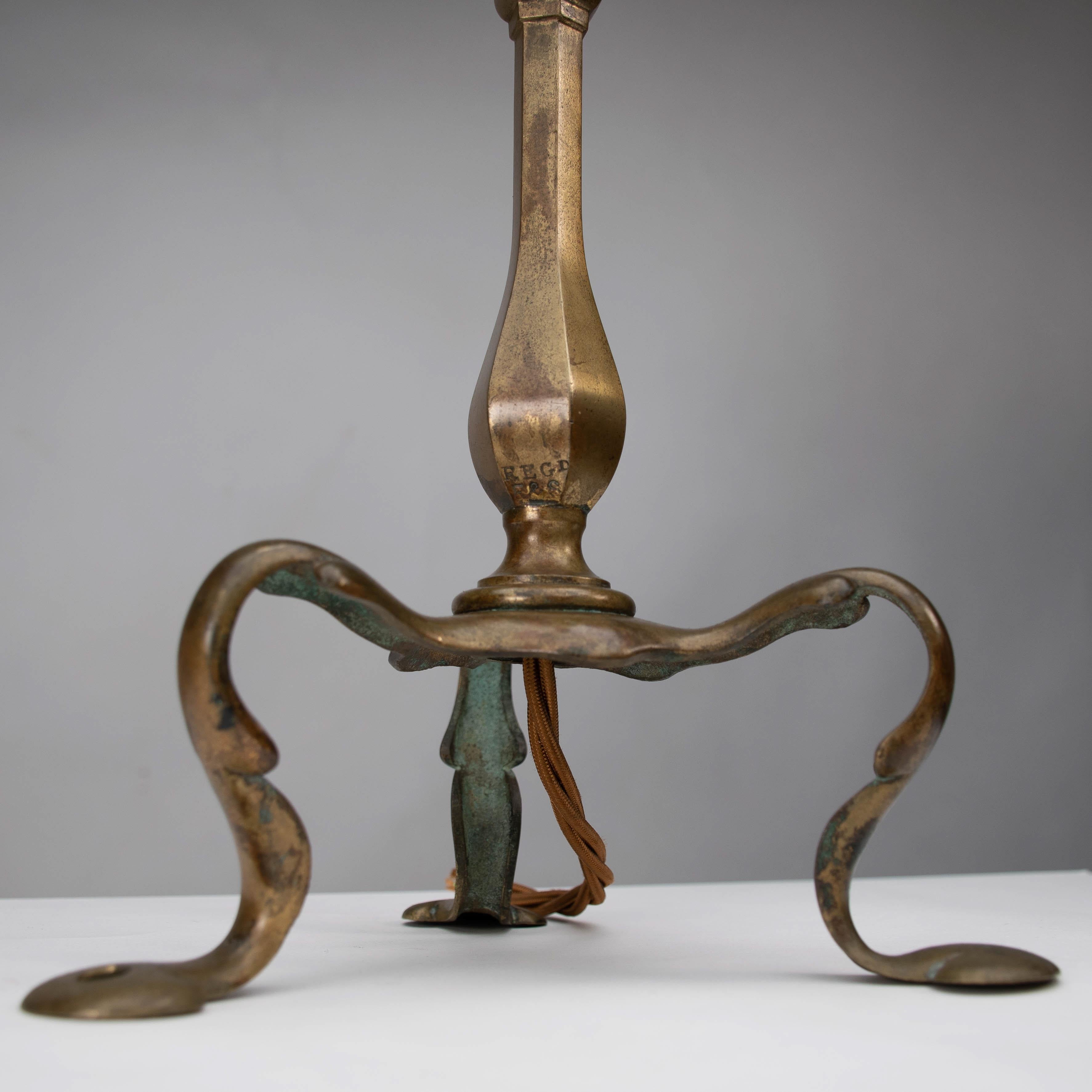 Faraday & Sons Près d'une paire de lampes de table en laiton de type Arts & Crafts Pullman Coach en vente 10