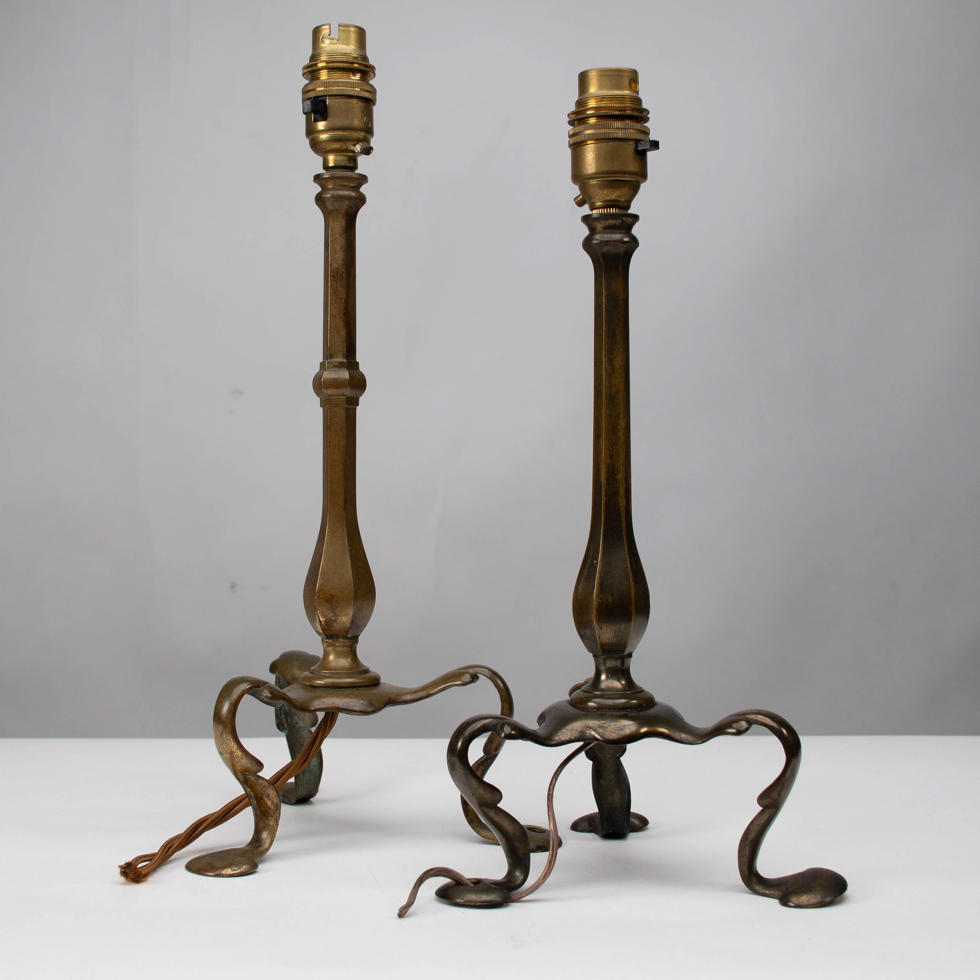 Faraday & Sons Londres. Paire d'appliques en laiton de style Arts and Crafts Pullman Coach, toutes deux marquées Registered F&SO, l'une de 35 cm de haut, l'autre de 31 cm de haut.