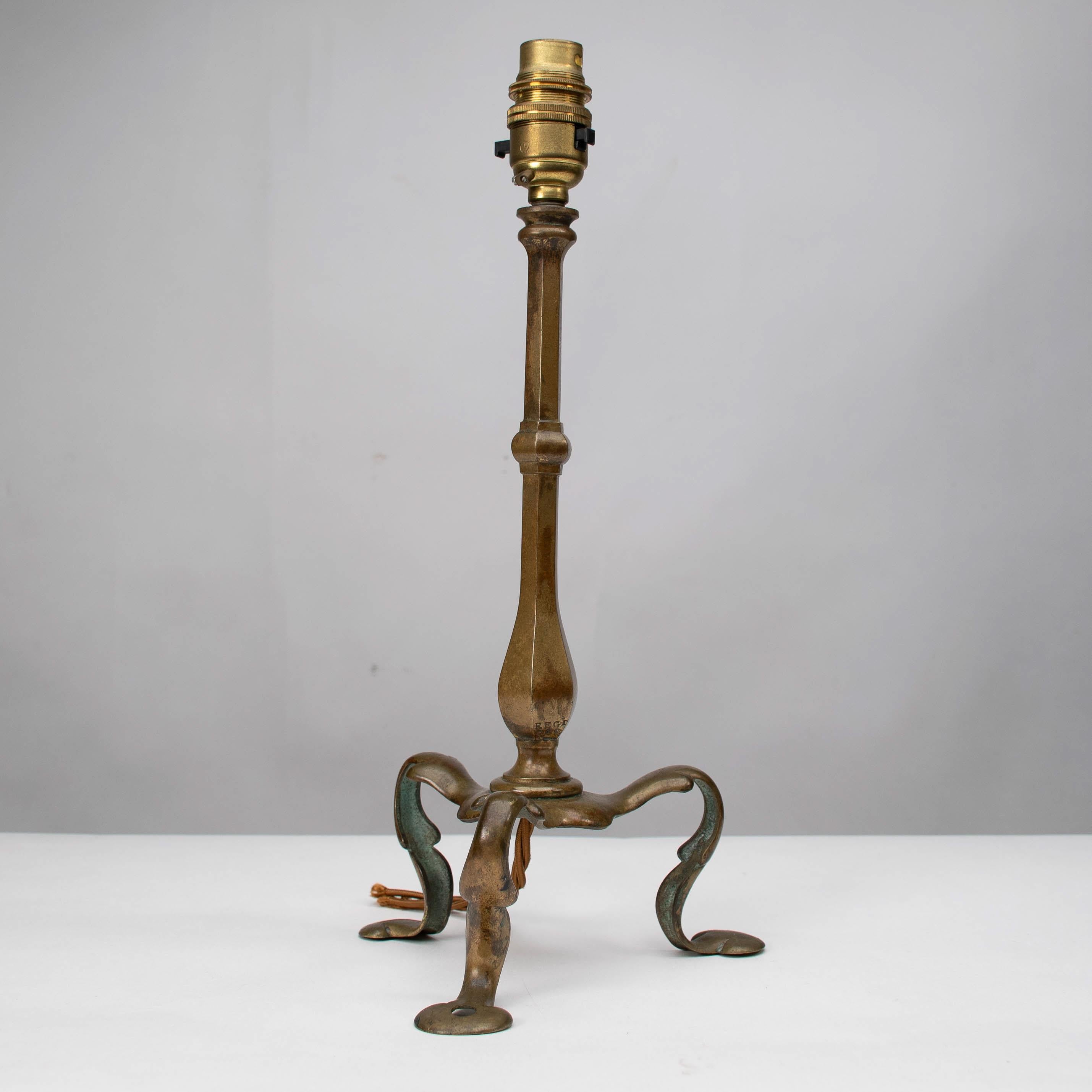 Arts and Crafts Faraday & Sons Près d'une paire de lampes de table en laiton de type Arts & Crafts Pullman Coach en vente