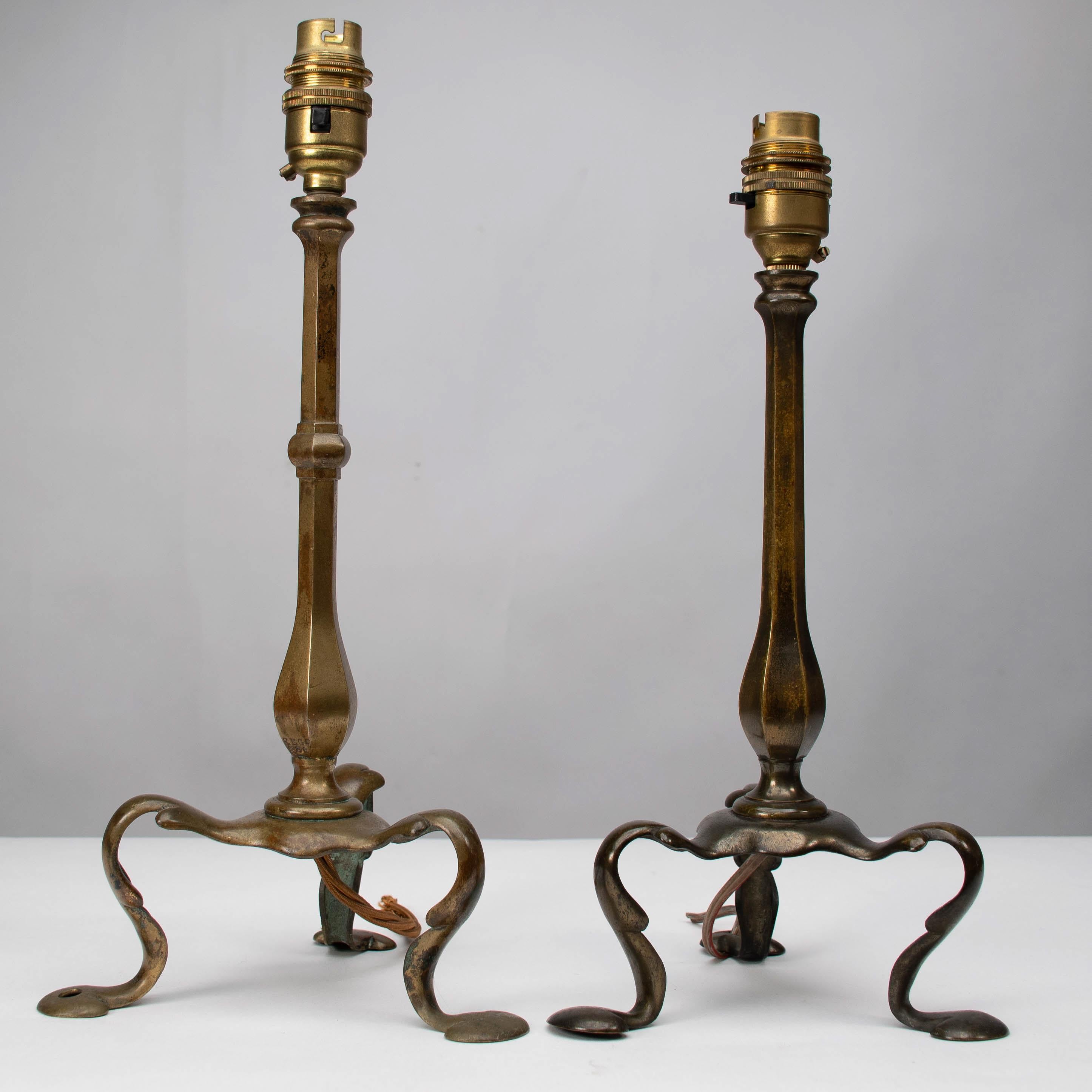 Anglais Faraday & Sons Près d'une paire de lampes de table en laiton de type Arts & Crafts Pullman Coach en vente