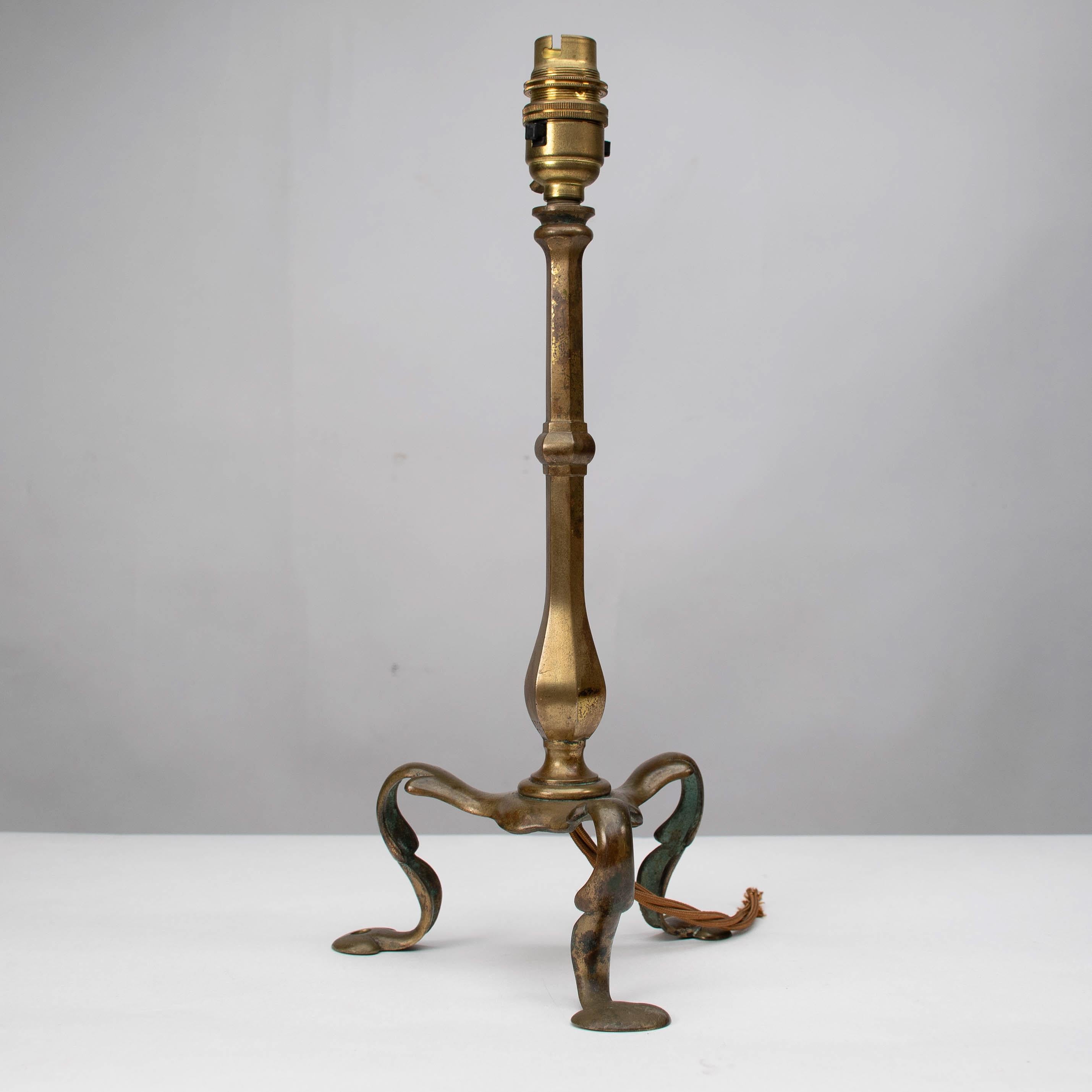 Début du 20ème siècle Faraday & Sons Près d'une paire de lampes de table en laiton de type Arts & Crafts Pullman Coach en vente