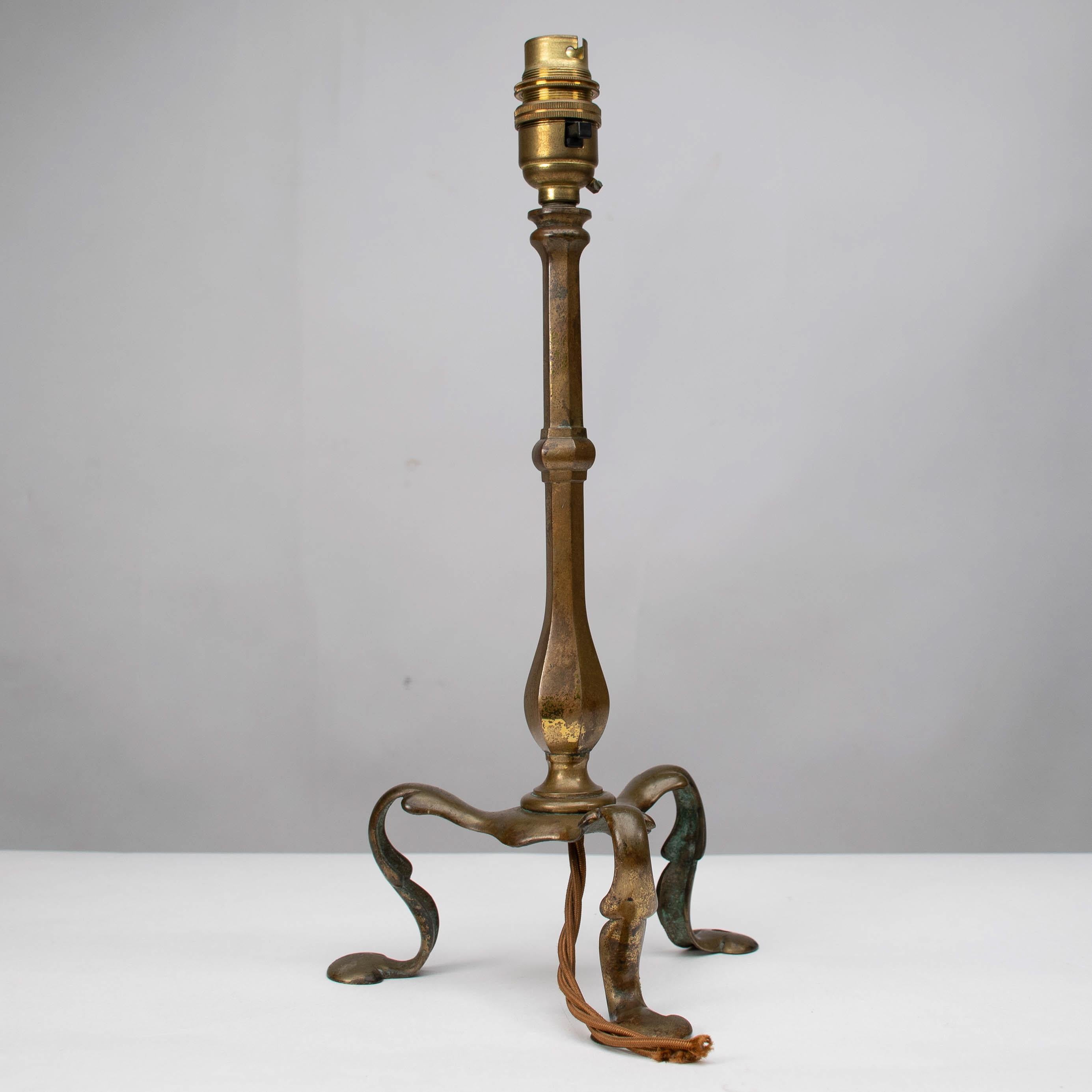 Laiton Faraday & Sons Près d'une paire de lampes de table en laiton de type Arts & Crafts Pullman Coach en vente