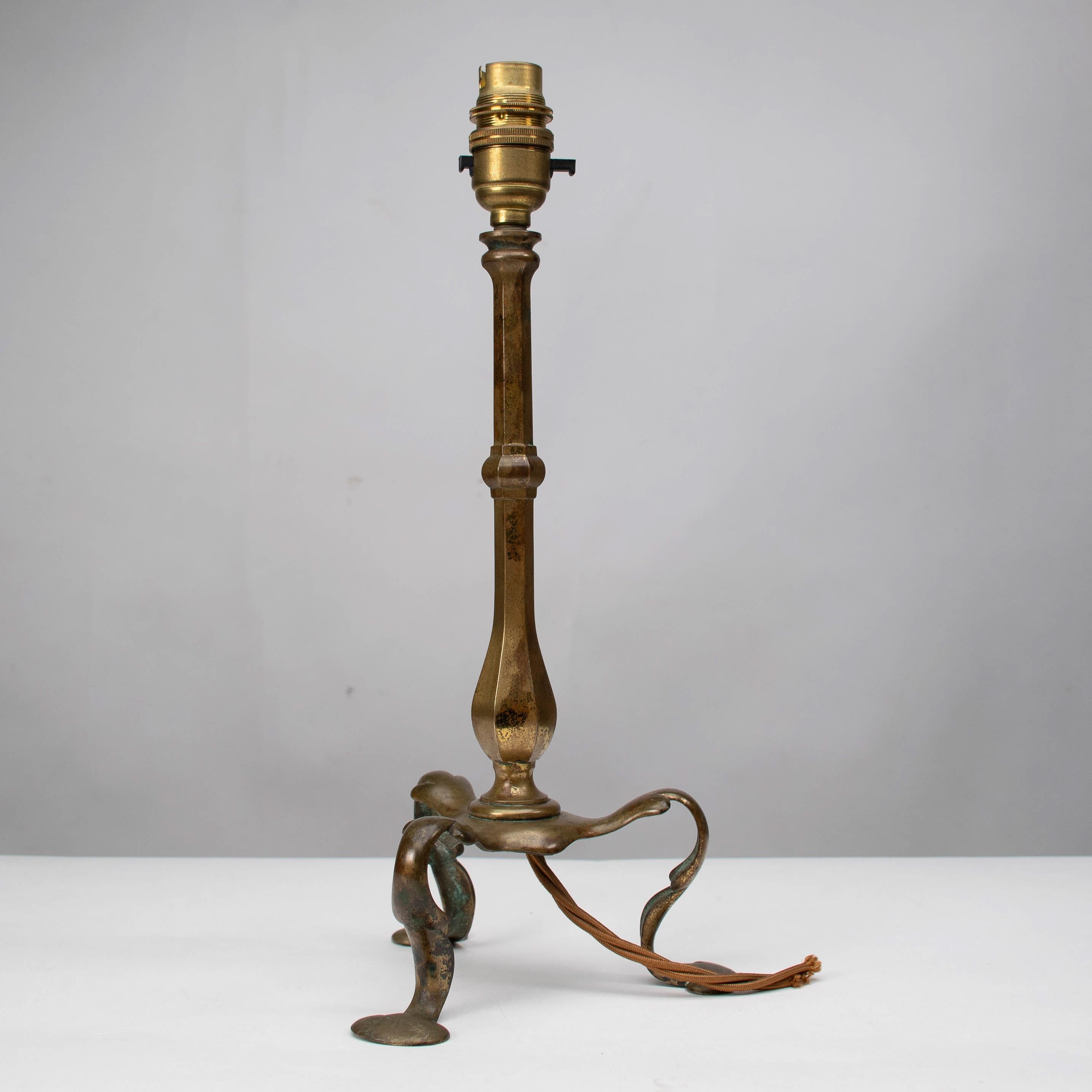 Faraday & Sons Près d'une paire de lampes de table en laiton de type Arts & Crafts Pullman Coach en vente 1