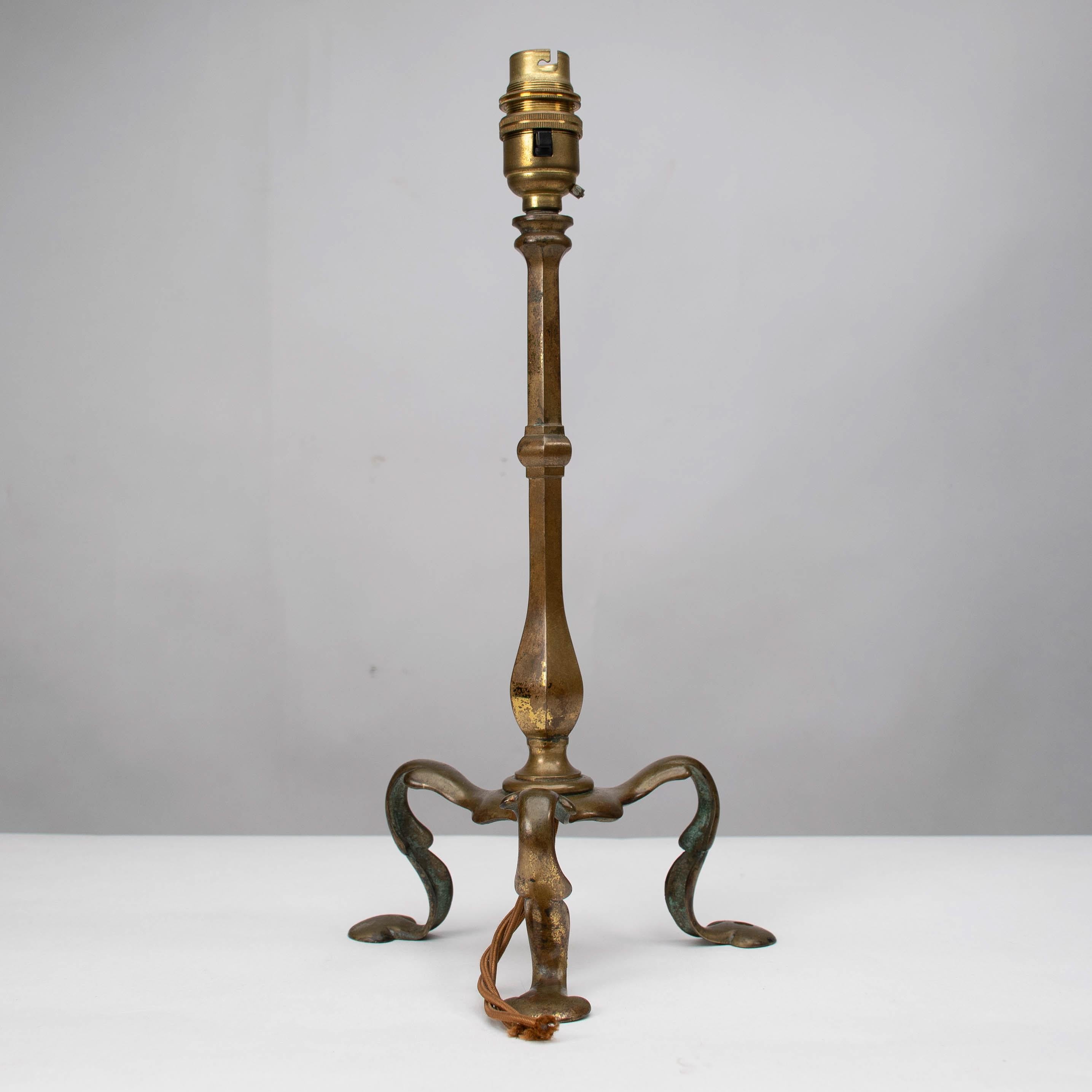 Faraday & Sons Près d'une paire de lampes de table en laiton de type Arts & Crafts Pullman Coach en vente 2