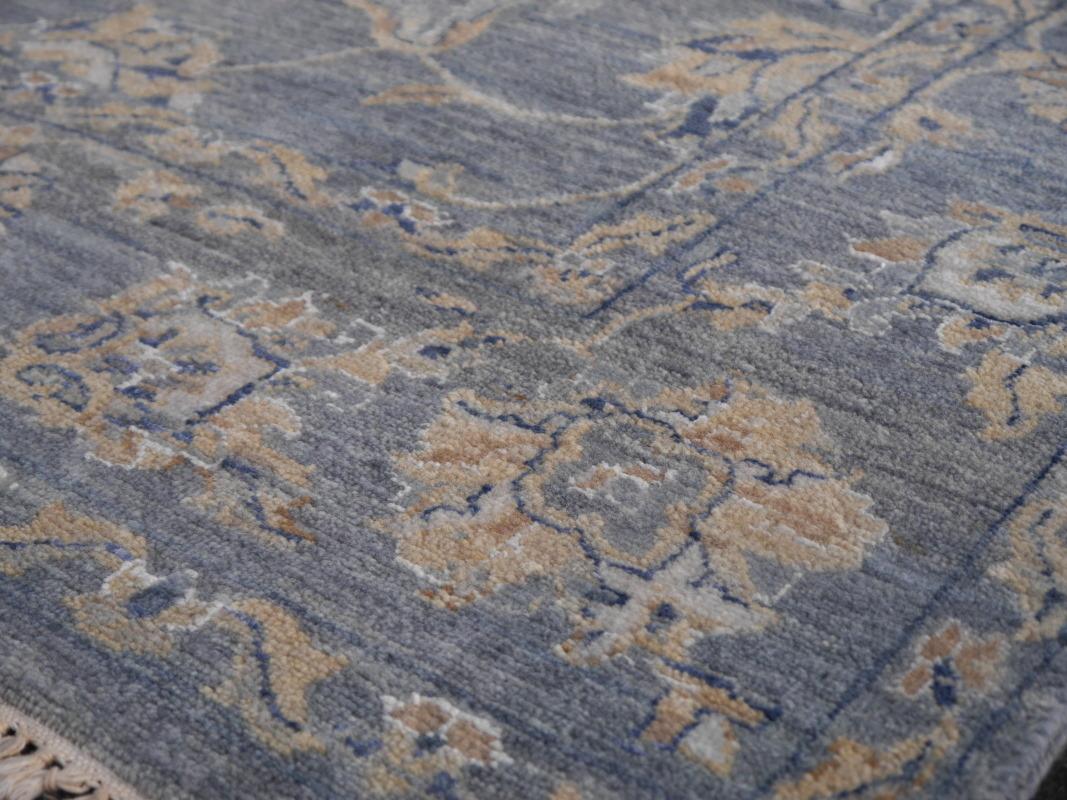 Zeitgenssischer Teppich im Farahan Sarouk-Design in Grau, Blau und Beige, handgeknpft im Angebot 4