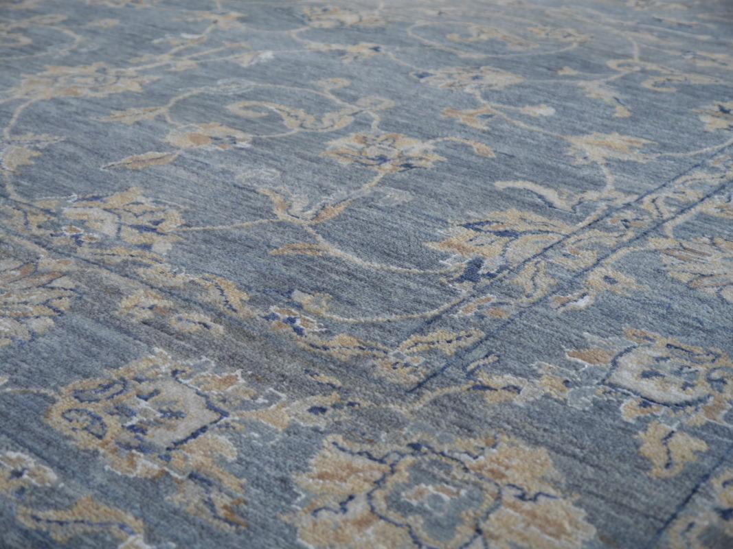 Zeitgenssischer Teppich im Farahan Sarouk-Design in Grau, Blau und Beige, handgeknpft im Angebot 7