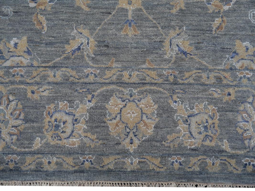Zeitgenssischer Teppich im Farahan Sarouk-Design in Grau, Blau und Beige, handgeknpft (Sarouk Farahan) im Angebot