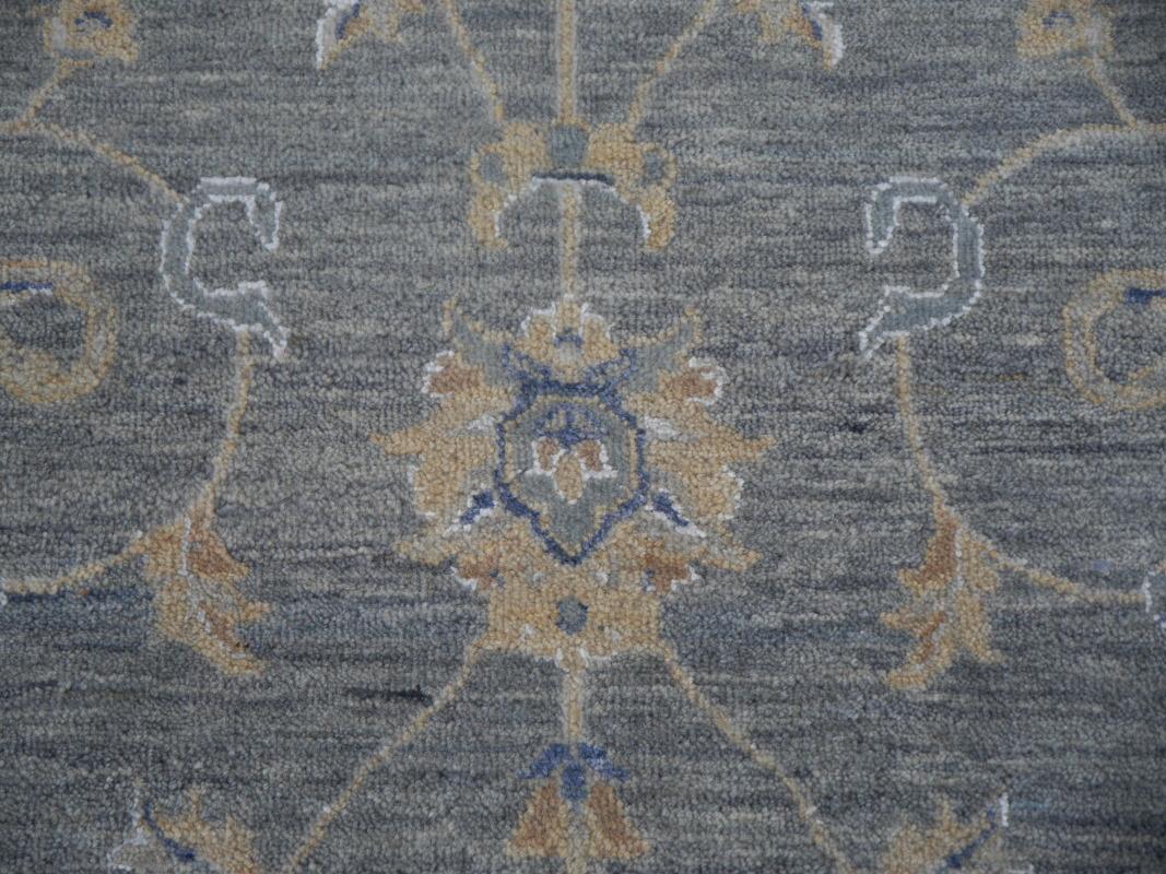 Zeitgenssischer Teppich im Farahan Sarouk-Design in Grau, Blau und Beige, handgeknpft (Afghanisch) im Angebot