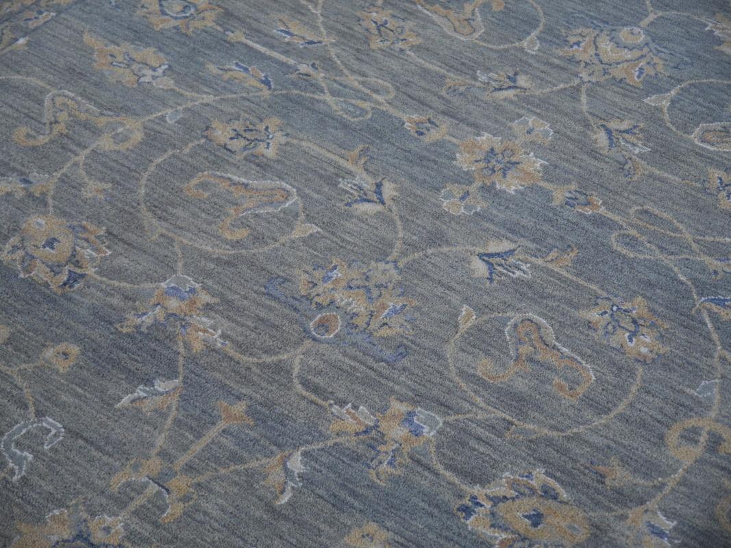 Zeitgenssischer Teppich im Farahan Sarouk-Design in Grau, Blau und Beige, handgeknpft im Zustand „Neu“ im Angebot in Lohr, Bavaria, DE