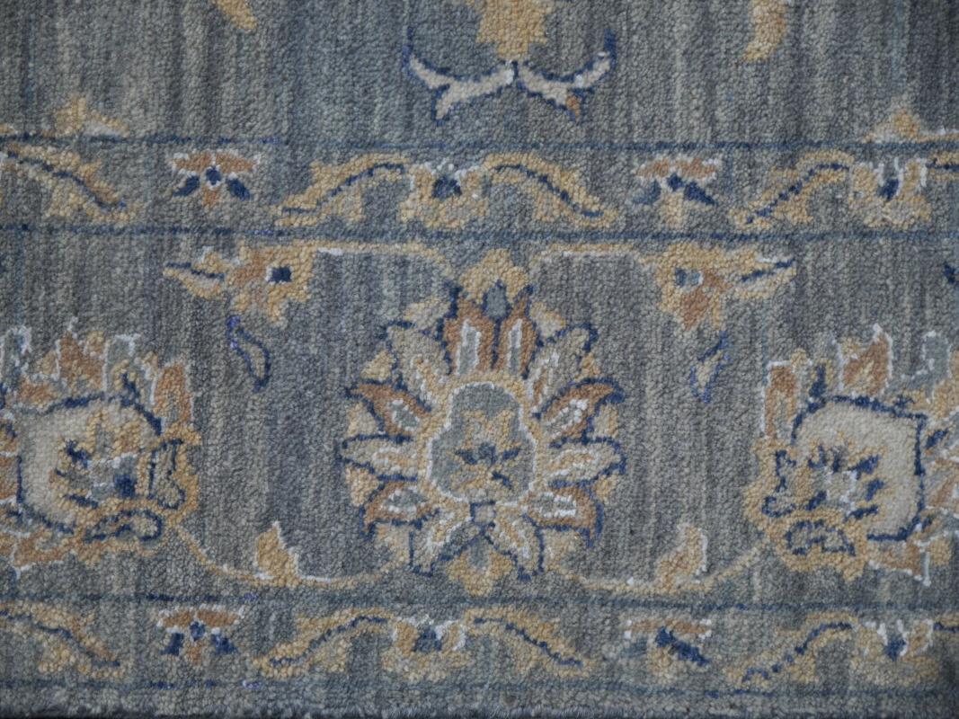 Zeitgenssischer Teppich im Farahan Sarouk-Design in Grau, Blau und Beige, handgeknpft (Wolle) im Angebot