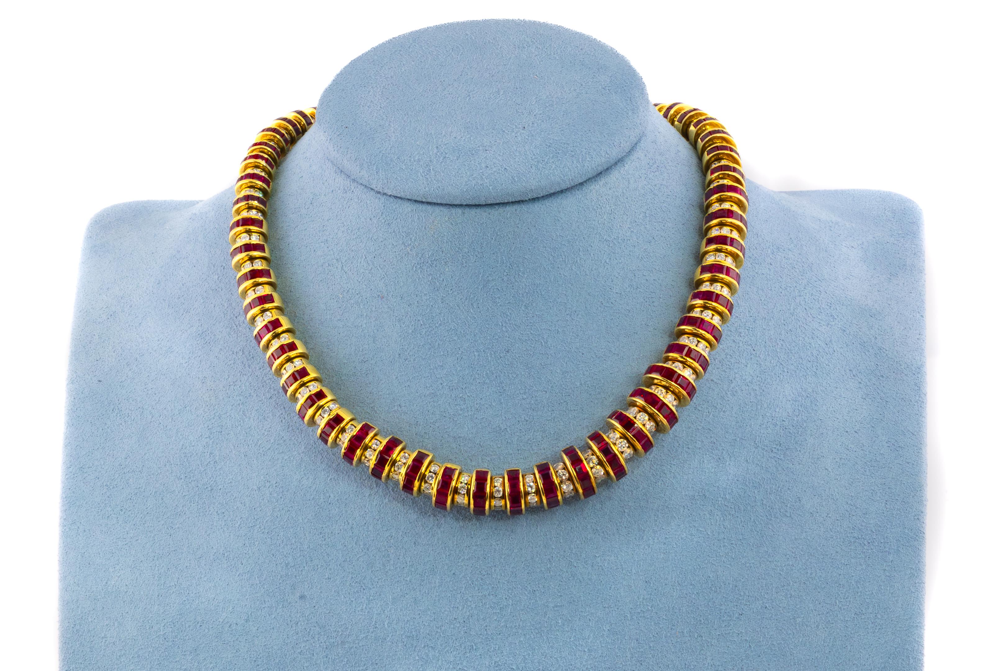 Conjunto de collar y pendientes de diamantes y rubíes Faraone

Este extraordinario conjunto de collar y pendientes de Faraone desprende una sofisticación atemporal, con una sorprendente combinación de vibrantes rubíes y brillantes diamantes. El