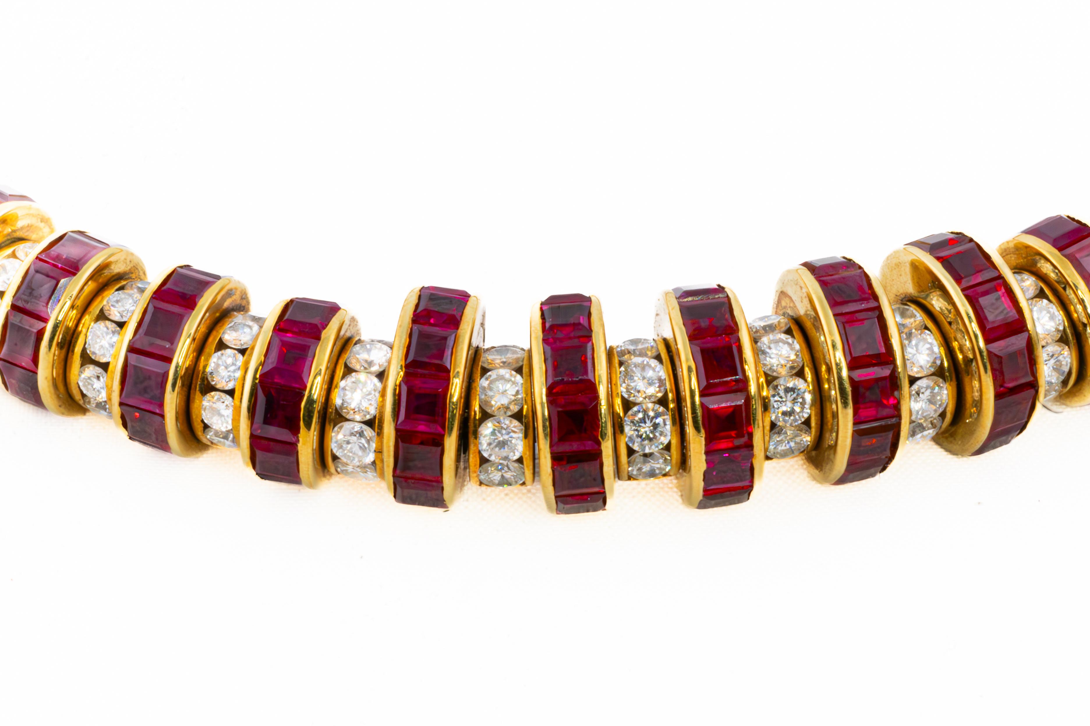 Conjunto de collar y pendientes de diamantes y rubíes Faraone en Excelente Estado en New York, NY