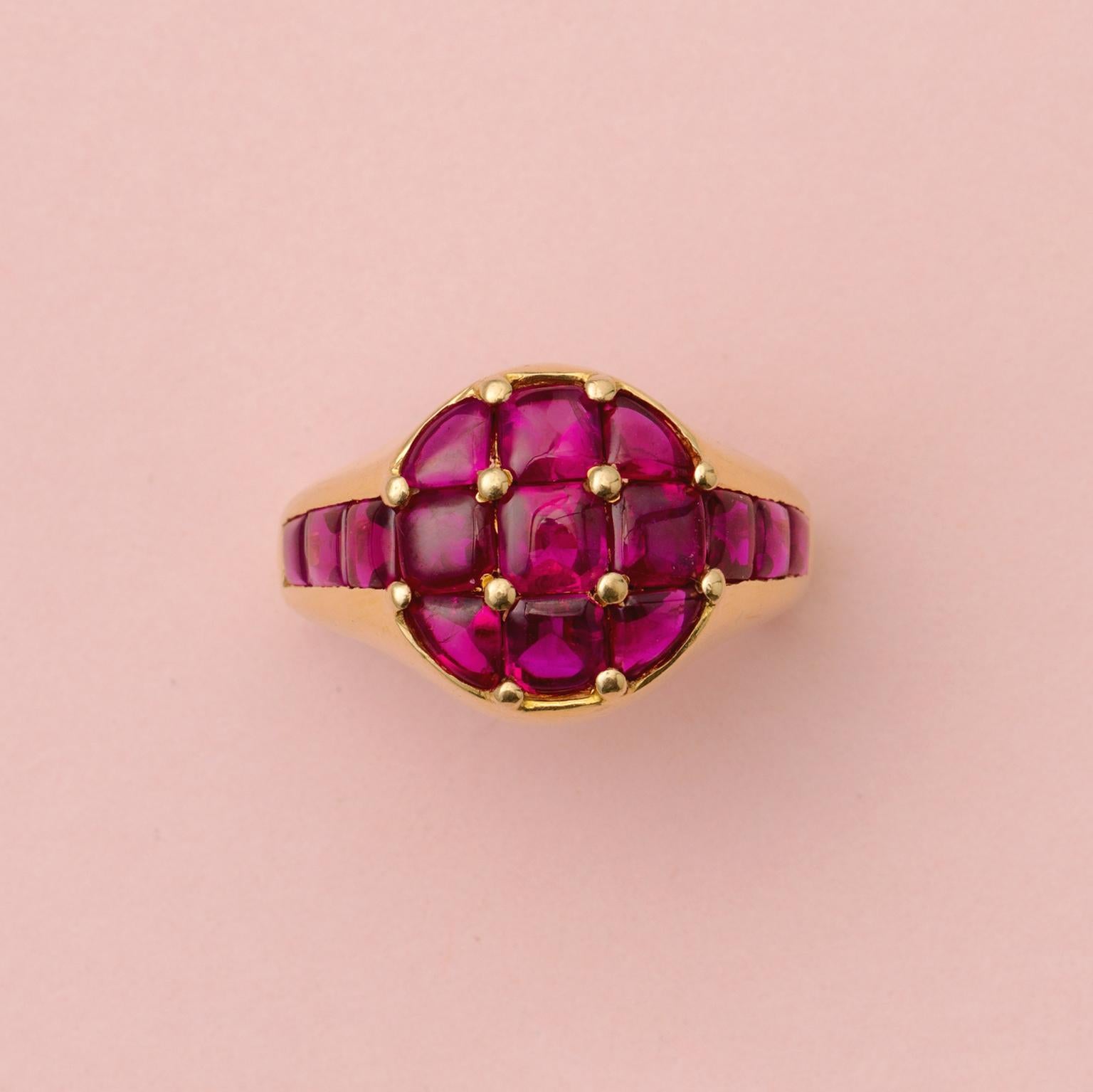 An 18 carat gold ring with a circle of (natural heated Birma) rubies, signed: Faraone, Italy.

ring size: 17.25+ mm / 7 US
weight: 9.42 grams
dimensions circle: 12 x 13 mm
width shank: 4 – 13 mm
dimensions: van 3.0 x 2.6 x 1.9 mm tot 4.2 x 4.1 x 2.4