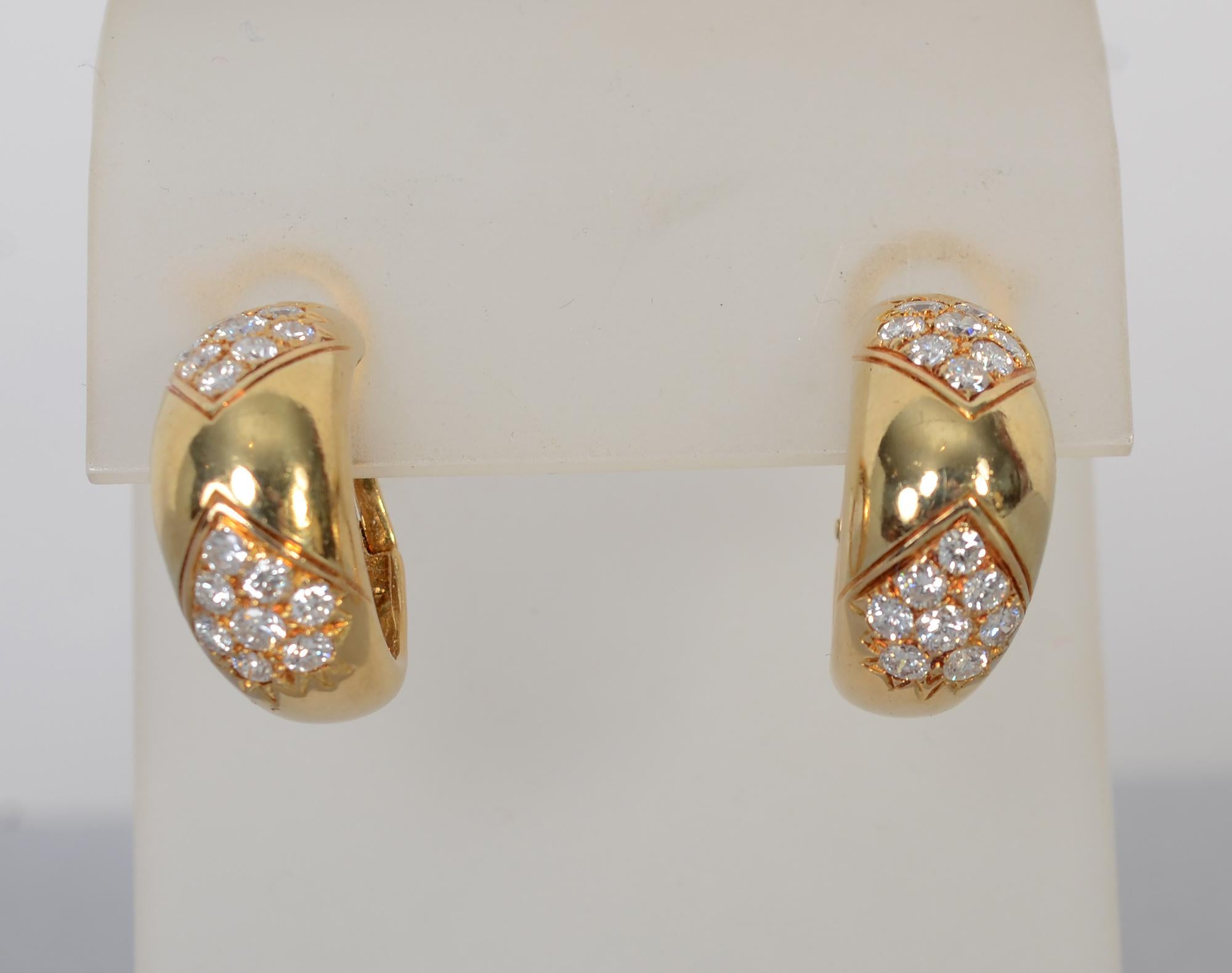 Faraone half hoop 18 karat gold earrings with two clusters of diamonds. The pair of earrings has 32 diamonds with a total weight of 1.3 carats.
The earrings have clip backs to which posts can easily be added.
They measure 3/4