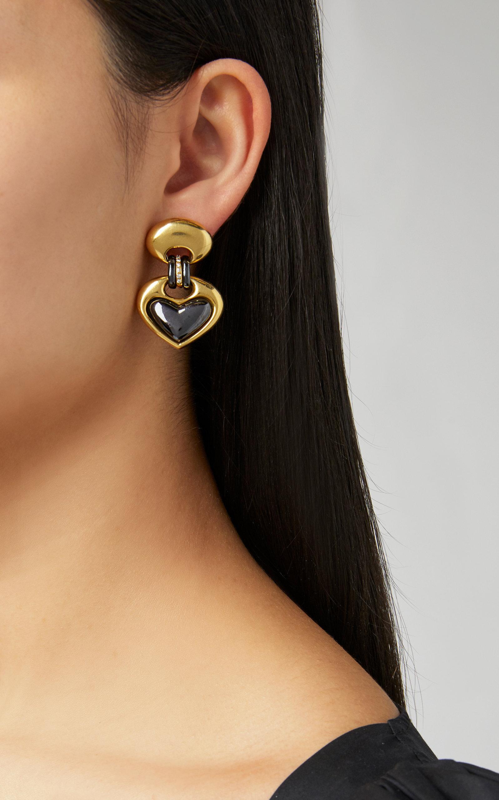 Des boucles d'oreilles chic en forme de cœur, en or jaune 18 carats et en hématite, avec des accents en diamant, signées Faraone. Fabriqué en Italie, vers 1970.
