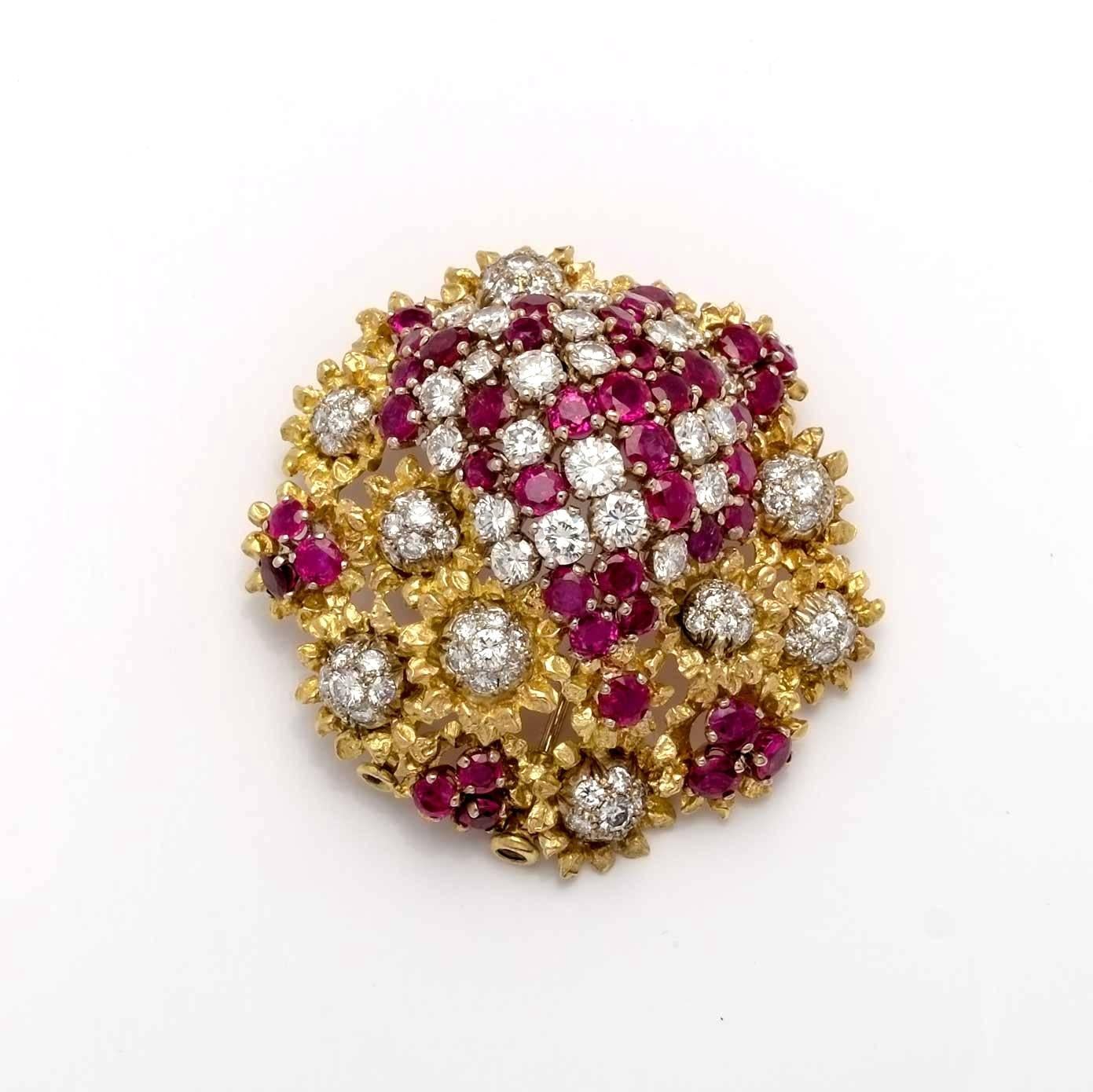 As we would expect from Faraone this brooch boasts the highest quality rubies and diamonds together with an elaborate design typical of the goldsmiths from the era. A real gem that comes with it's original box, it's not the box seen in the picture.