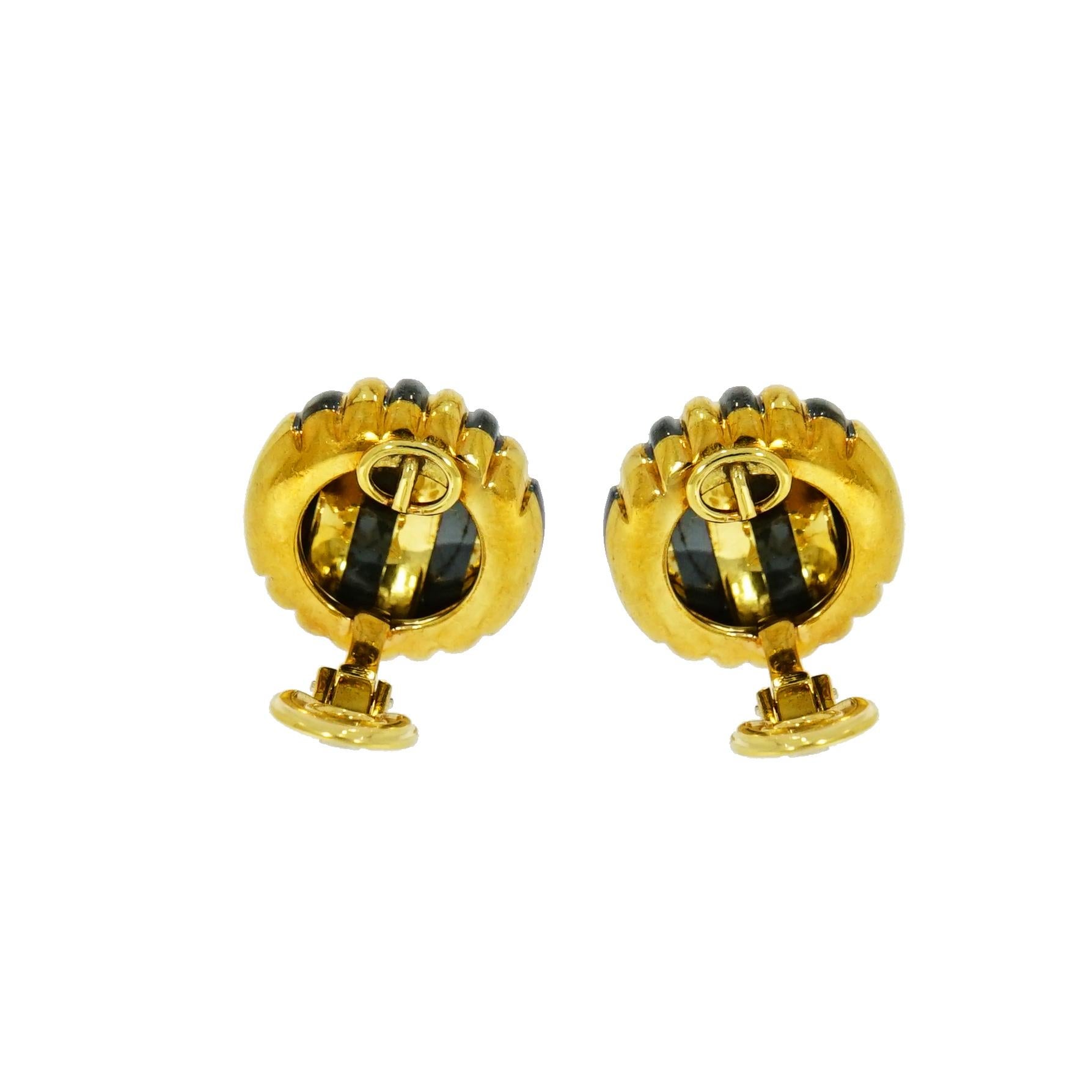 This striped Yellow Gold Non pierced Clip-on Earrings designed by Faraone.
Crafted in 18k Yellow Gold, solid and superb craftsmanship.
Measures 19mm in diameter and weighs 23.95 grams.
