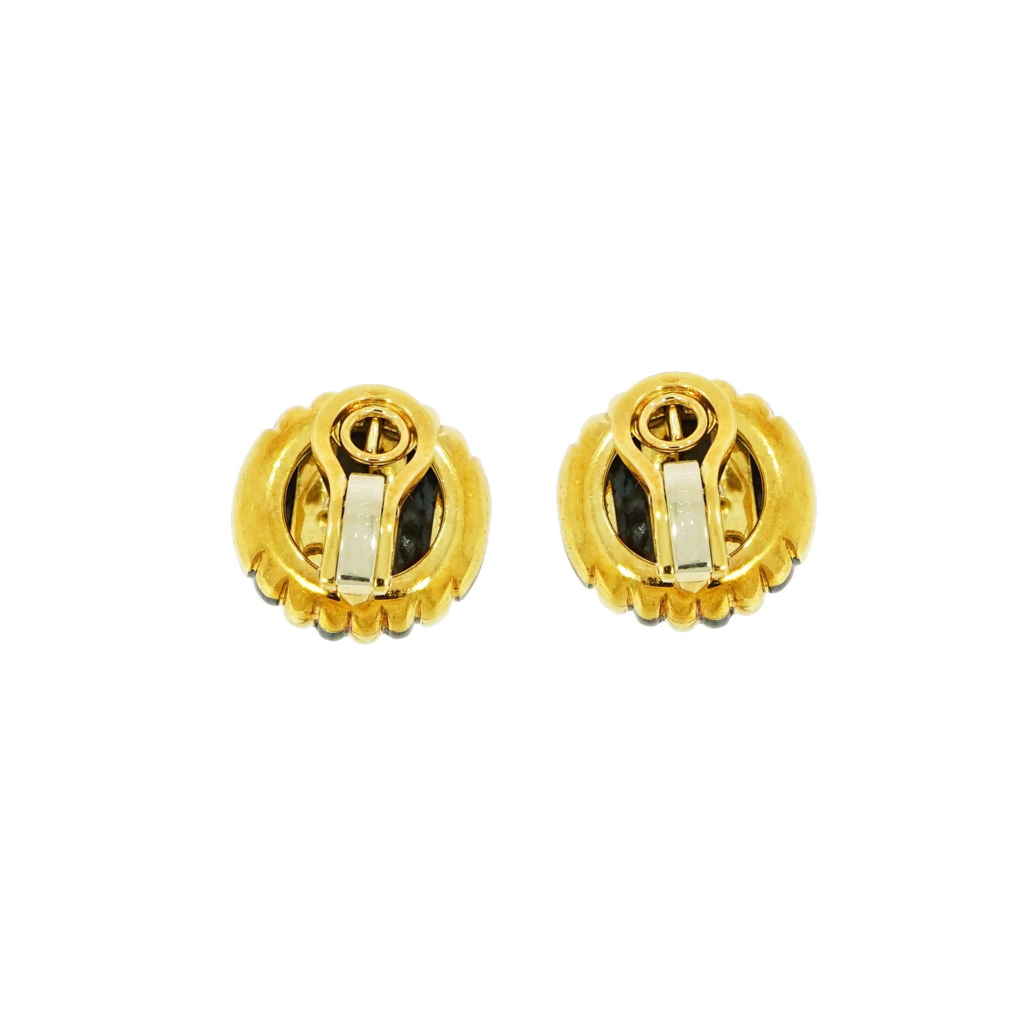 Faraone Yellow Gold Striped Non-Pierced Clip-On Earrings In Good Condition For Sale In Greenwich, CT
