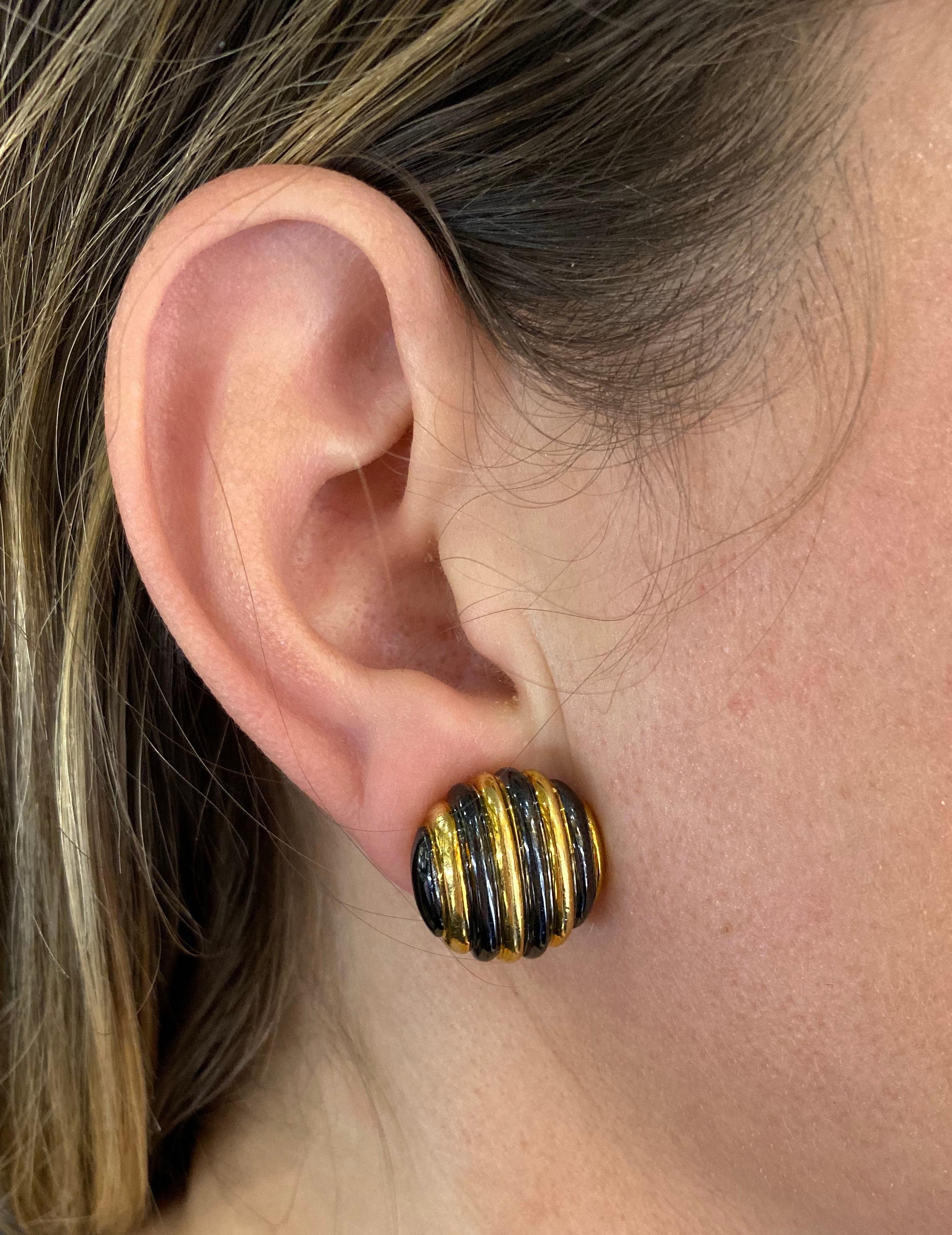 Women's Faraone Yellow Gold Striped Non-Pierced Clip-On Earrings For Sale