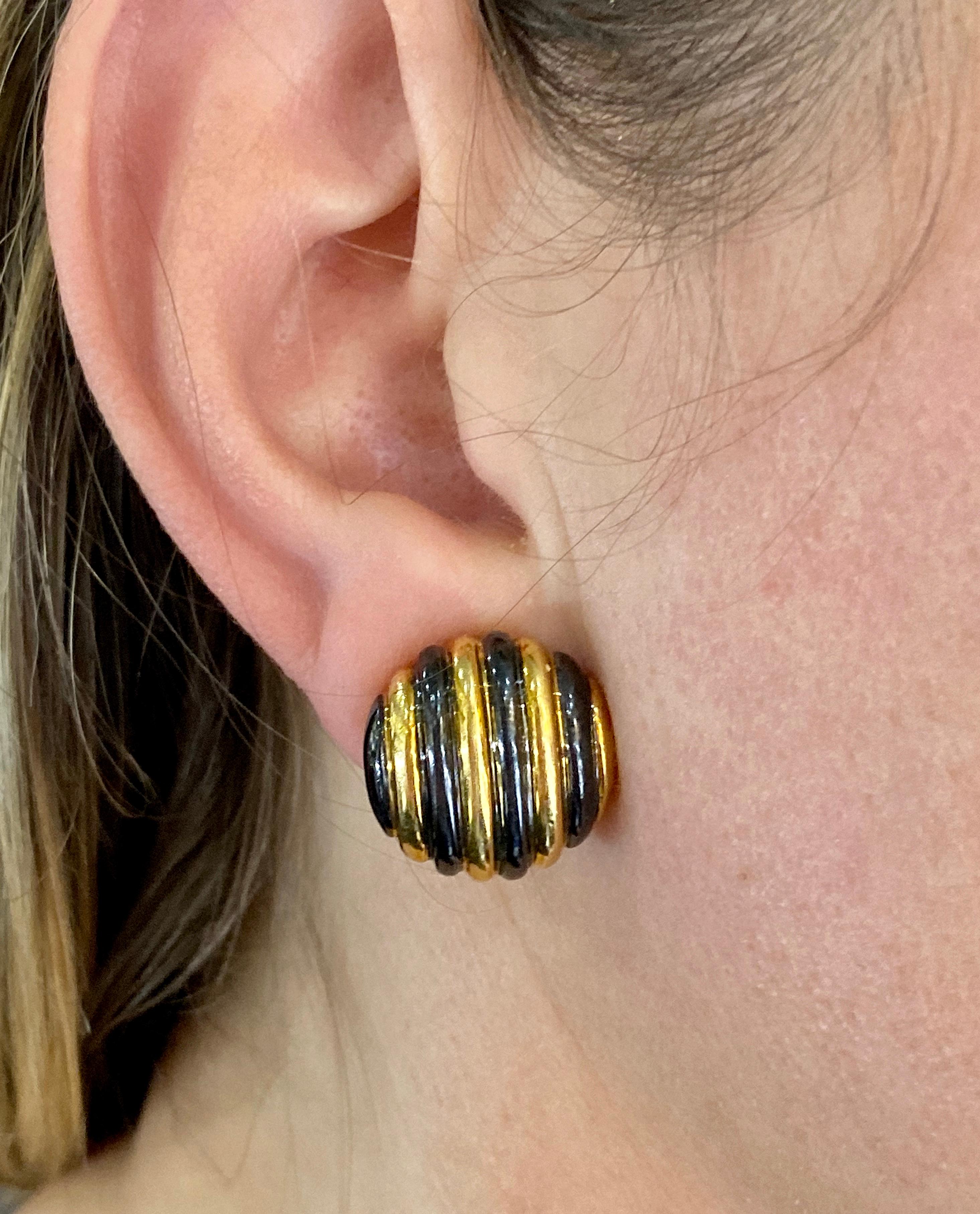 Faraone Yellow Gold Striped Non-Pierced Clip-On Earrings For Sale 1