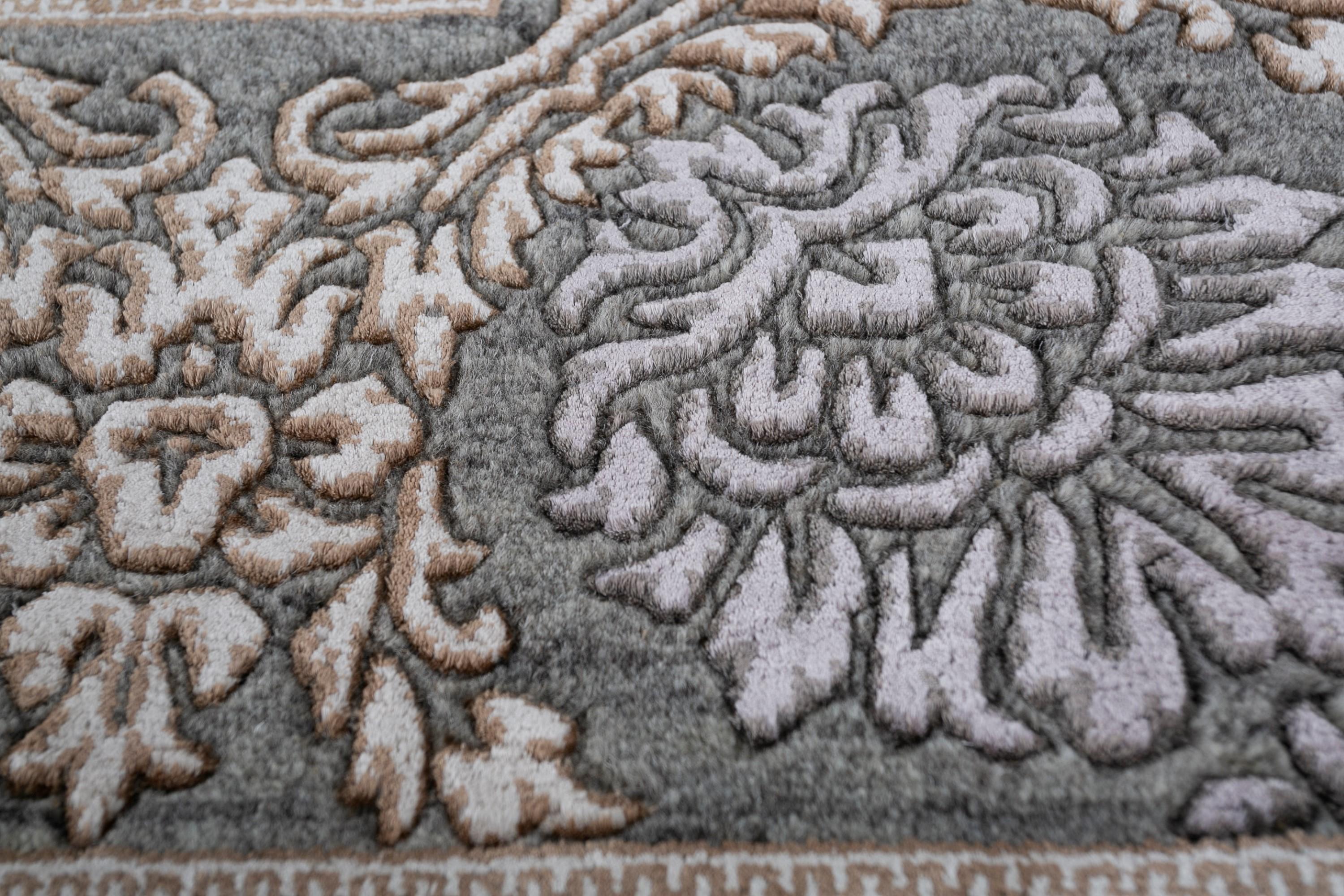 Kann ein Teppich ein zeitloses Erbstück sein? Dieser flüstert Geschichten aus einer vergangenen Zeit. Dieses handgeknüpfte Meisterwerk von ist ein fesselndes Zeugnis für das dauerhafte Erbe des traditionellen orientalischen Designs. Der reiche