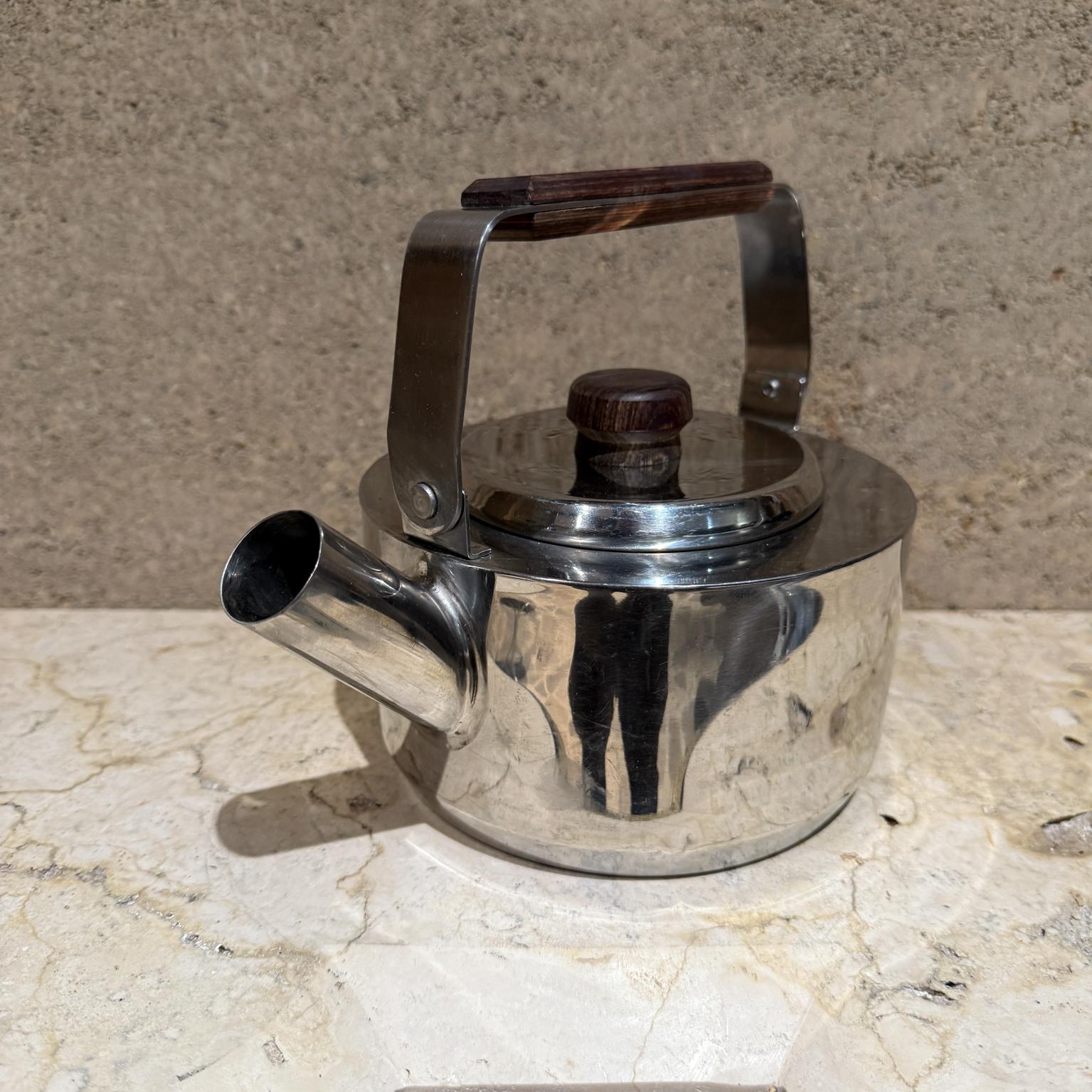Postmoderno Farberware Model 763 18-8 Stainless Steel Teapot Kettle Wood Handle 1 1/2 Quart in vendita
