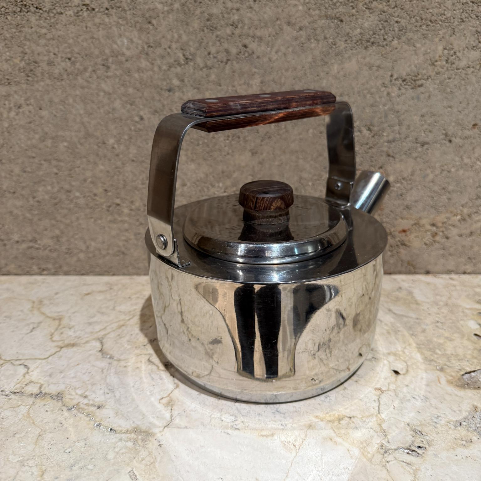 Farberware Model 763 18-8 Stainless Steel Teapot Kettle Wood Handle 1 1/2 Quart In condizioni buone in vendita a Chula Vista, CA